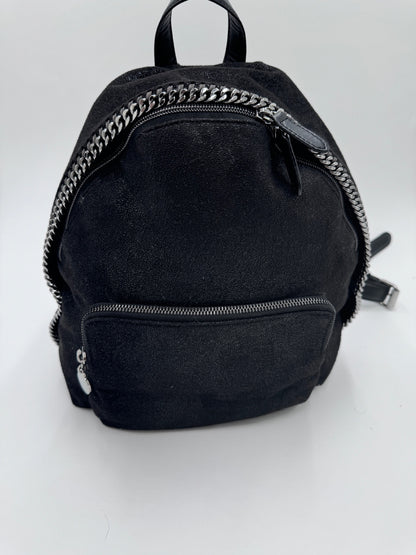 Komplette Ansicht der pre-owned Stella McCartney Rucksack – luxuriöse Rucksack -Tasche in schwarz.