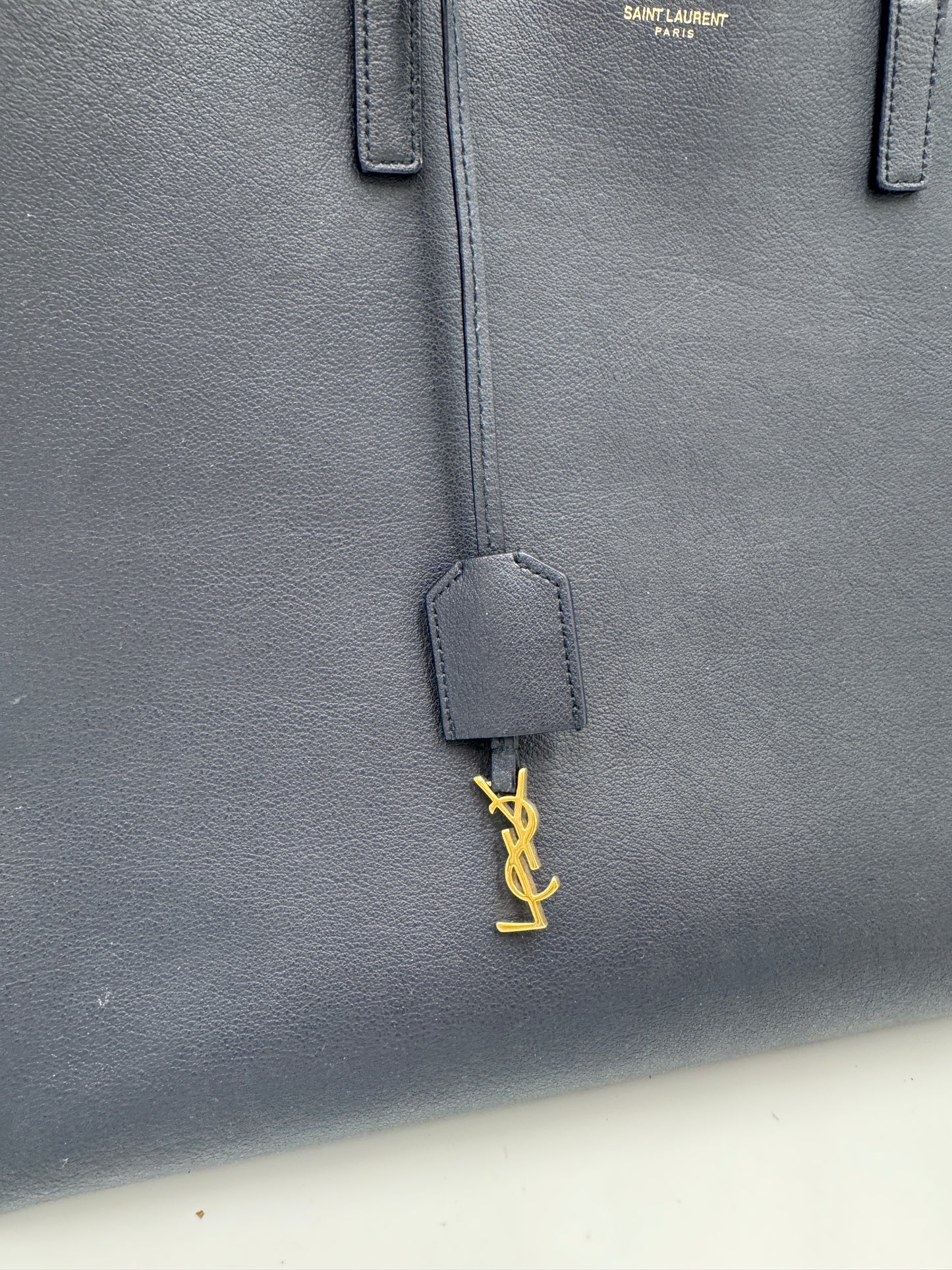 Hardware-Detailansicht der luxury secondhand Saint Laurent Shoulder Bag – glänzend in Szene gesetzt.