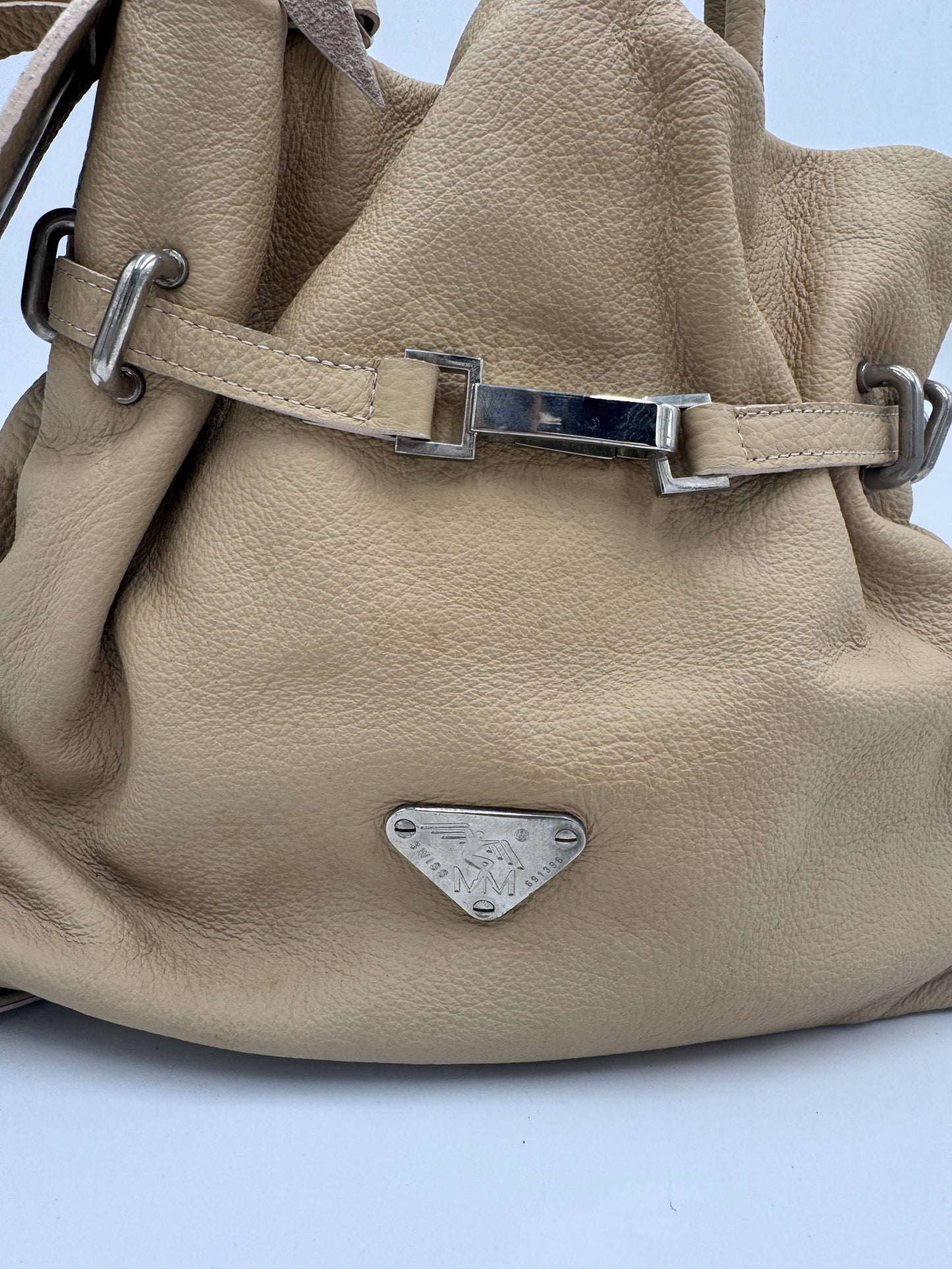 Hardware-Detailansicht der preloved Maison Mollerus Shopper – glänzend in Szene gesetzt.