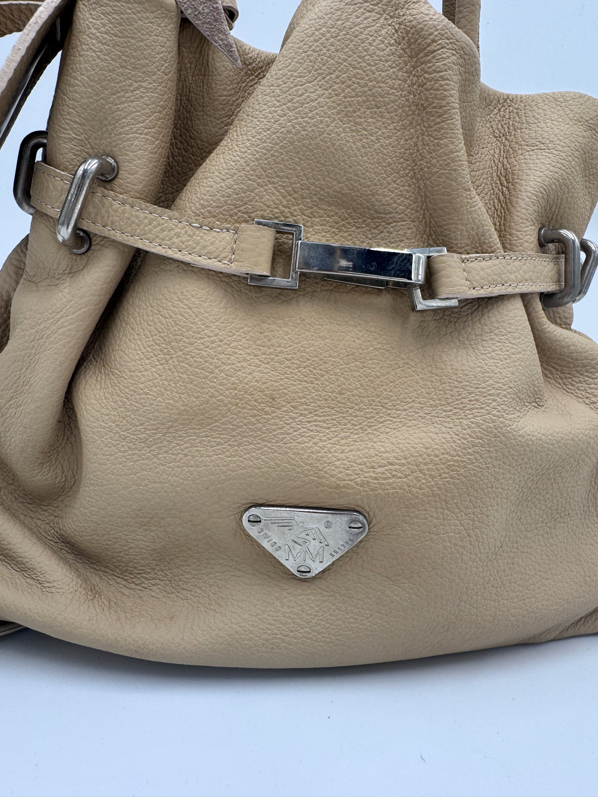 Hardware-Detailansicht der preloved Maison Mollerus Shopper – glänzend in Szene gesetzt.