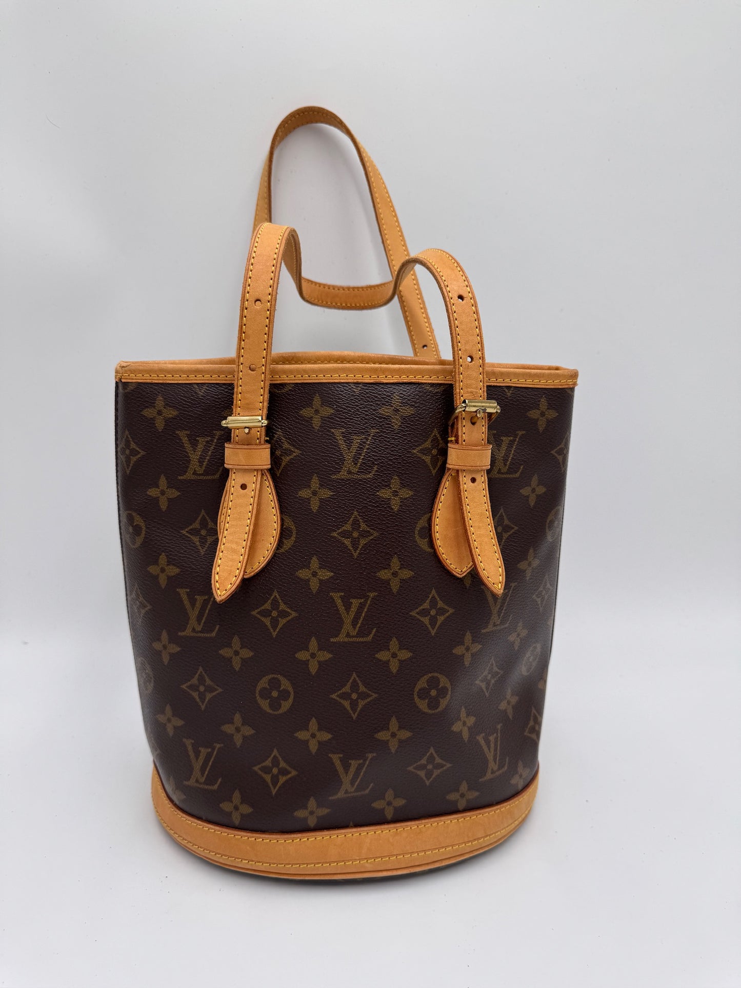 Rückseite der Monogram luxury secondhand Louis Vuitton Alma PM – klassisch & zeitlos.