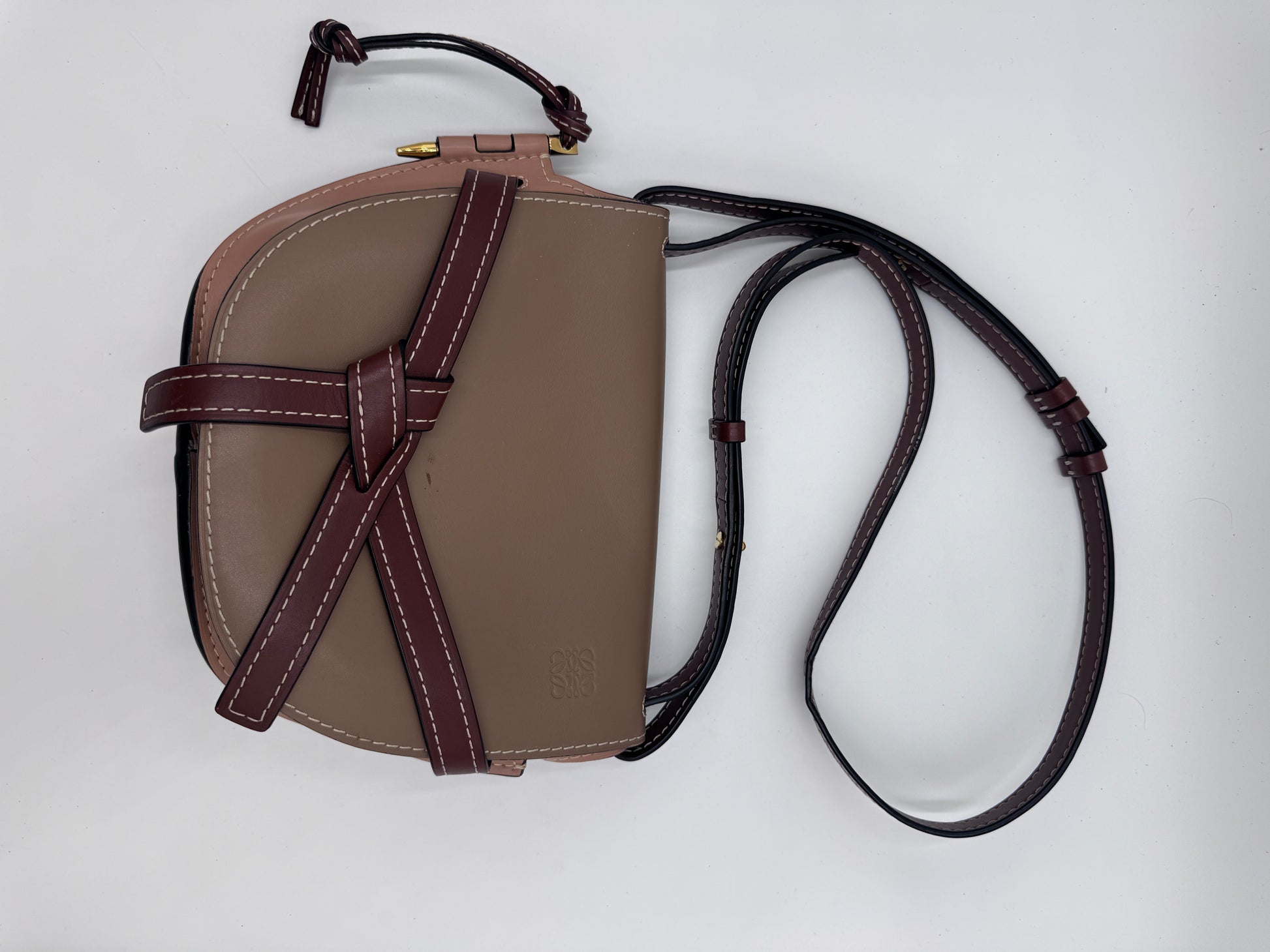 Gesamtdarstellung dieser stilvollen vintage Loewe Gate Bag (braun).