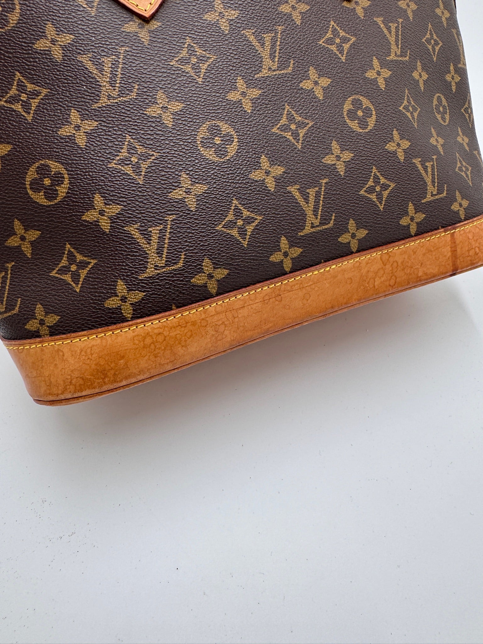 Exklusive Ansicht von Details der vintage Louis Vuitton Alma PM (Shopper).