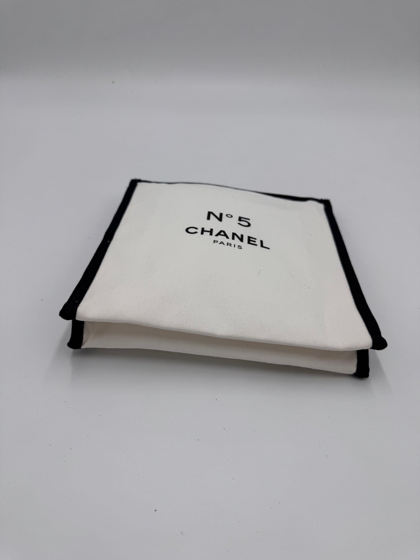 Taschenboden der preloved Chanel Pouch – robuste Basis in Weiss.