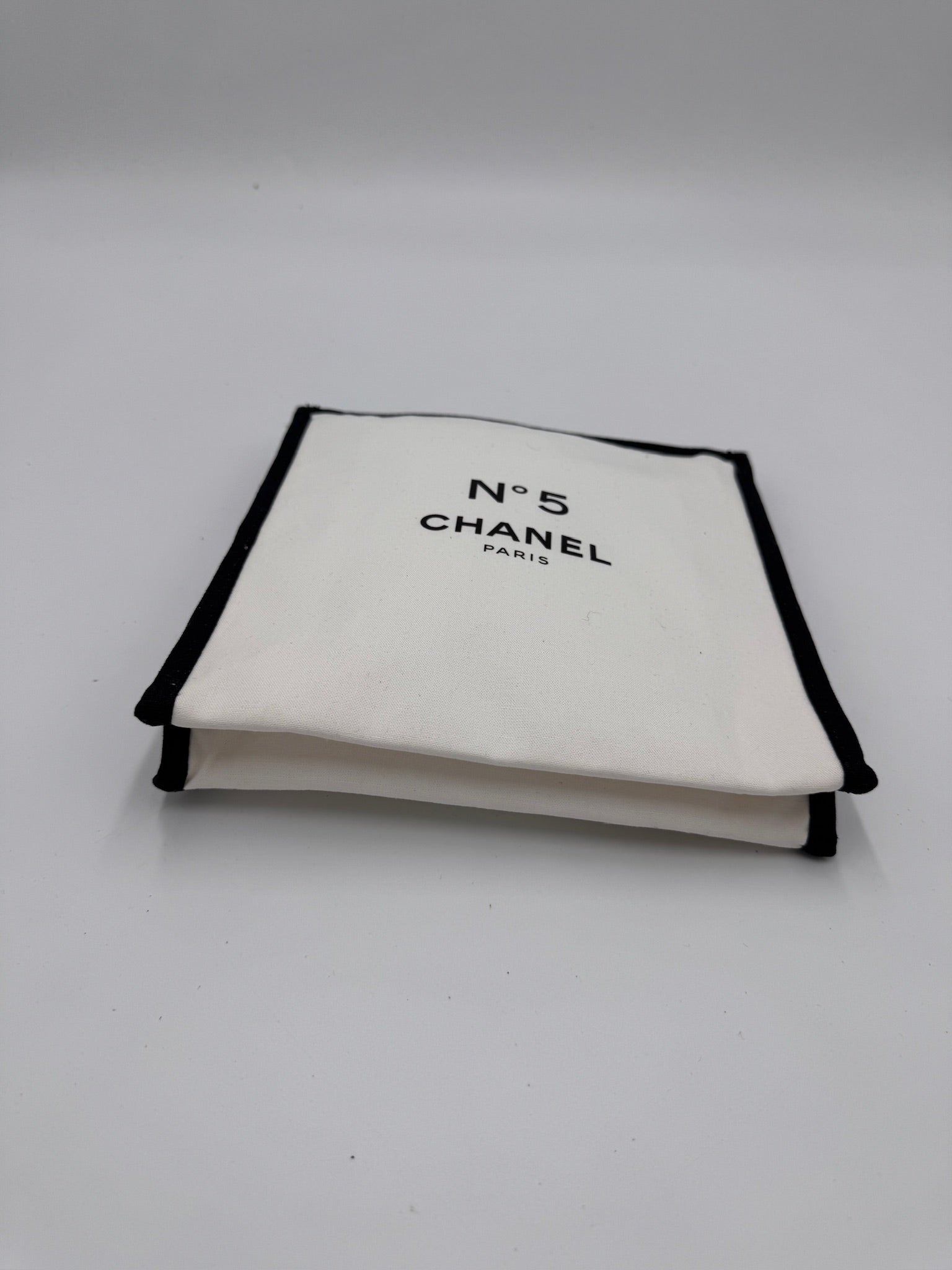 Taschenboden der preloved Chanel Pouch – robuste Basis in Weiss.