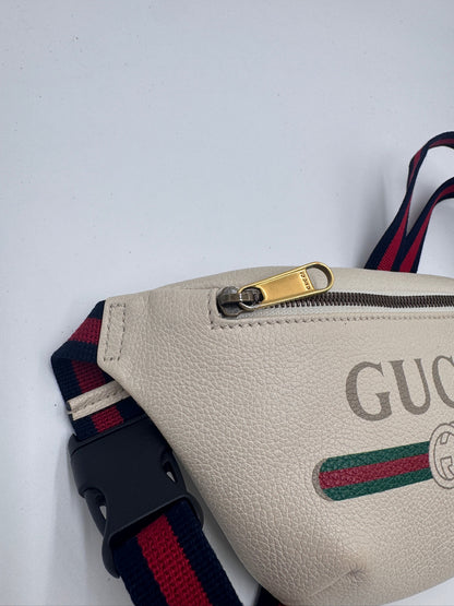 Hardware-Detailansicht der vintage Gucci Bauchtasche – glänzend in Szene gesetzt.