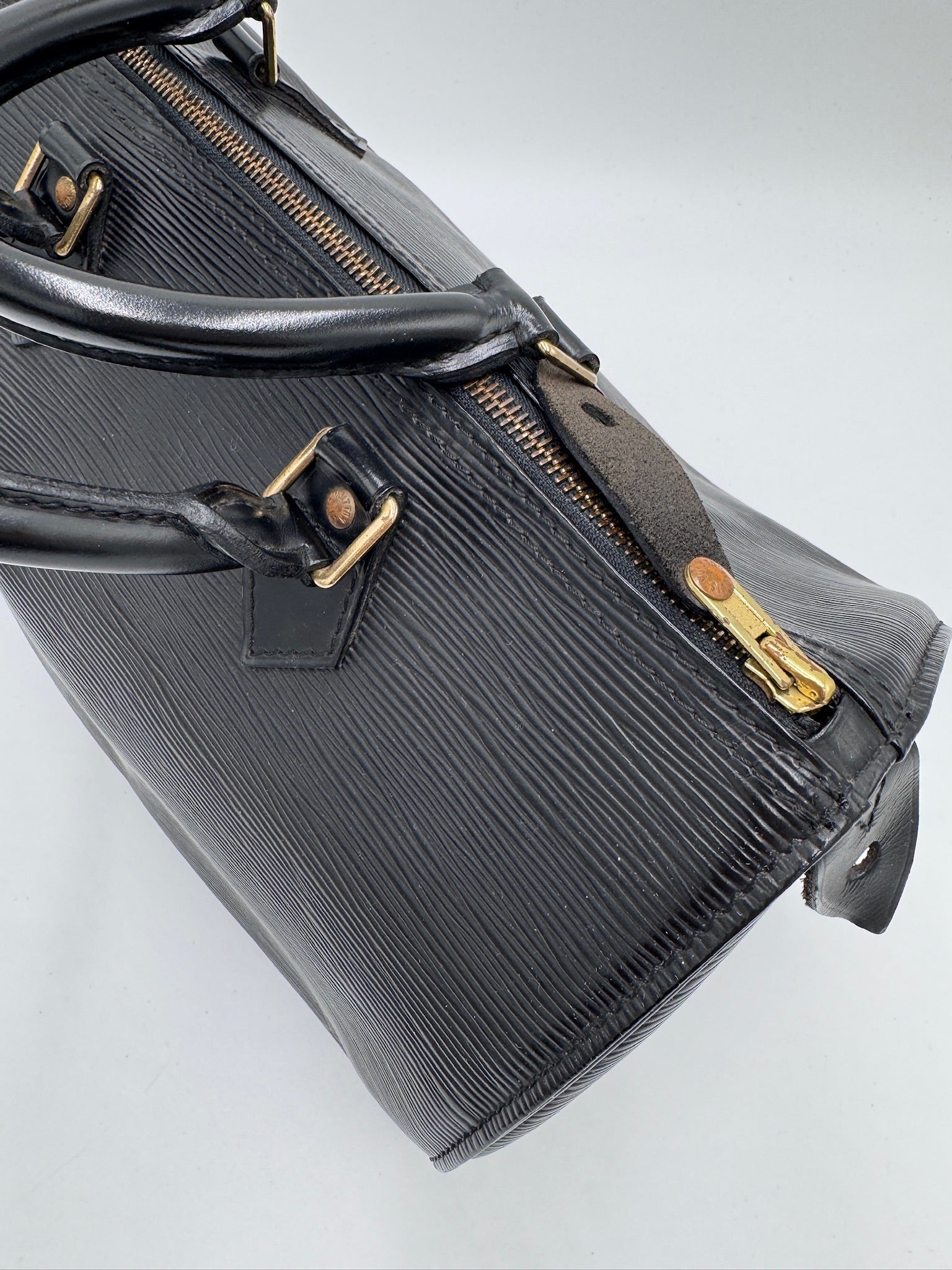 Metallelemente der Louis Vuitton Epiline Speedy 30 (Schwarz), hochwertig verarbeitet.