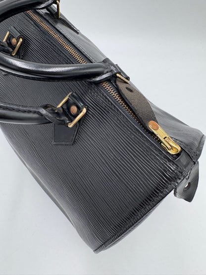 Metallelemente der Louis Vuitton Epiline Speedy 30 (Schwarz), hochwertig verarbeitet.