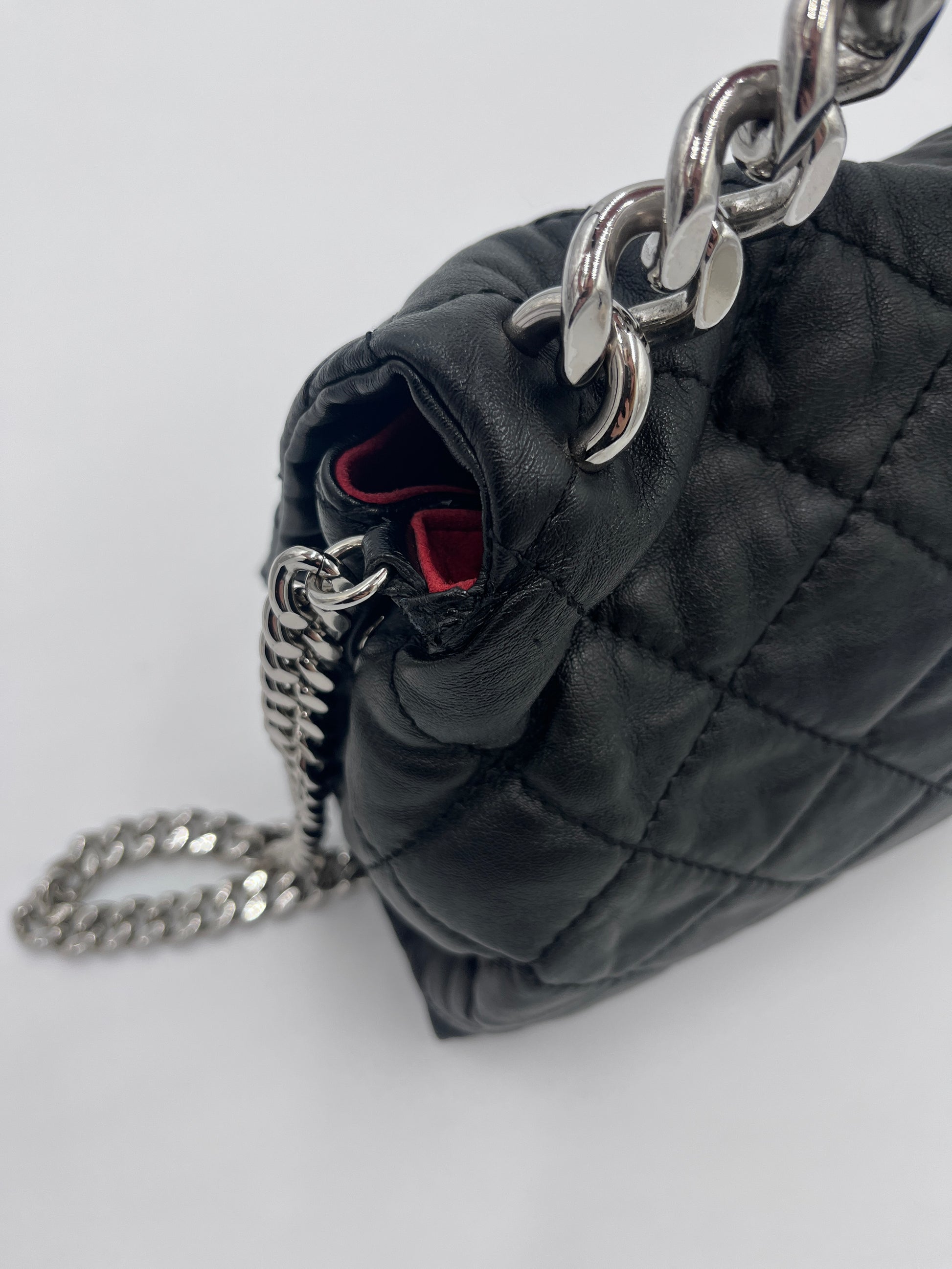 Metallelemente der Stella McCartney Crossbody (Allegra) (schwarz), hochwertig verarbeitet.