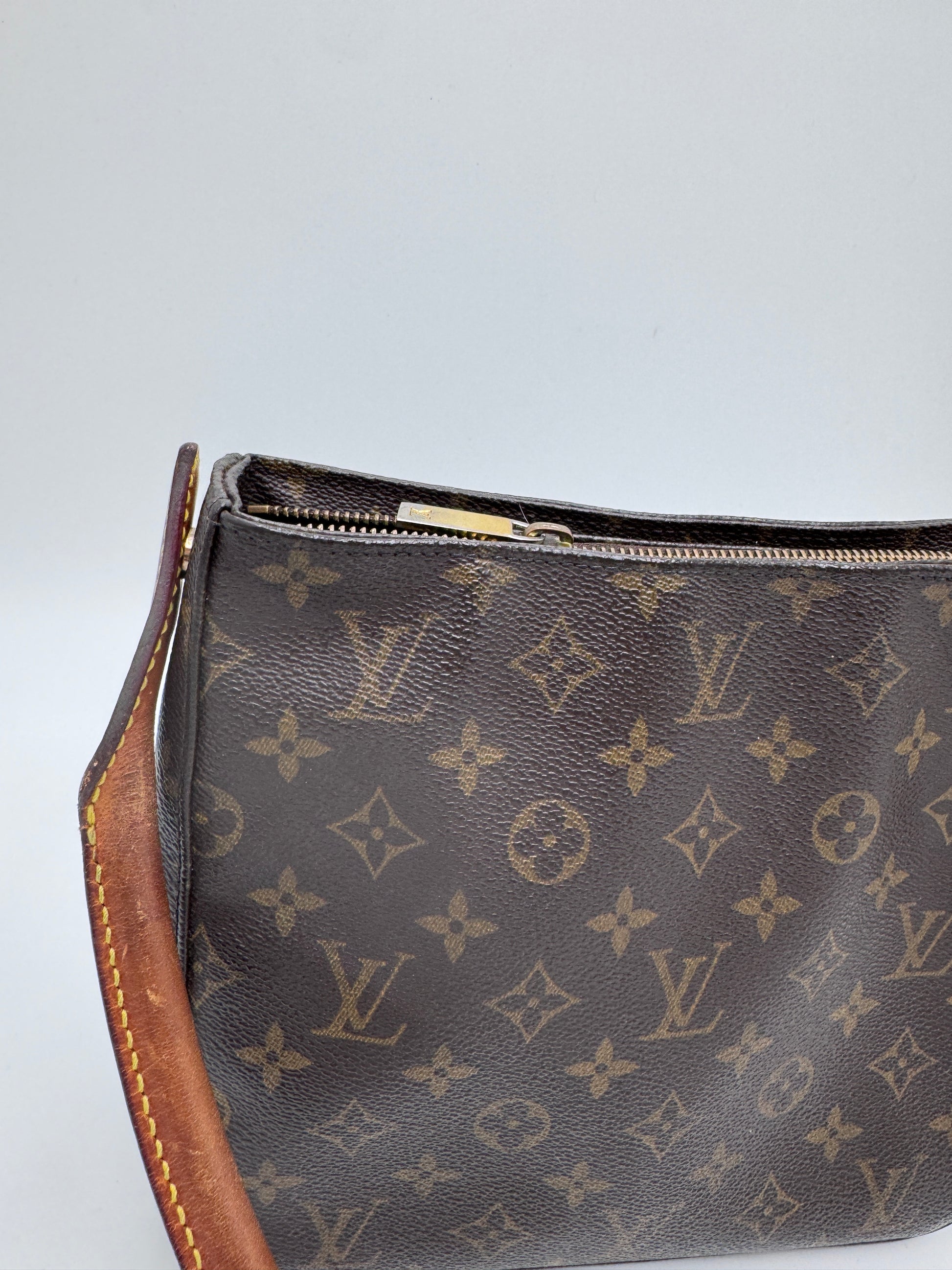 Detailaufnahme der Louis Vuitton Mini Looping, zeigt Struktur und Material in monogram.