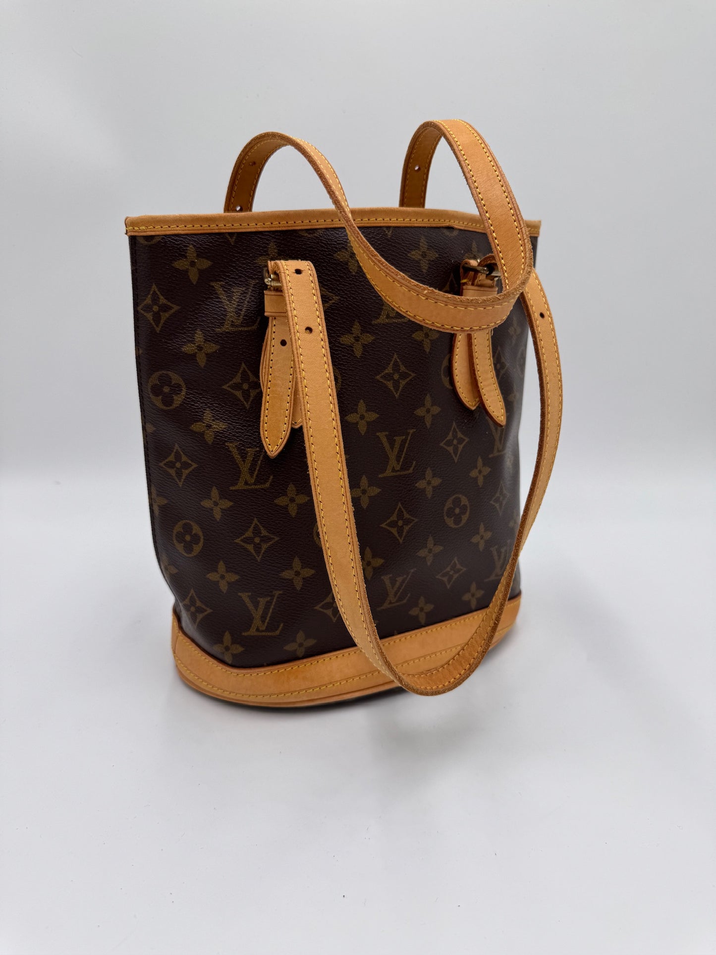 Gesamtansicht der Monogram luxury secondhand Louis Vuitton Alma PM in Größe Medium.