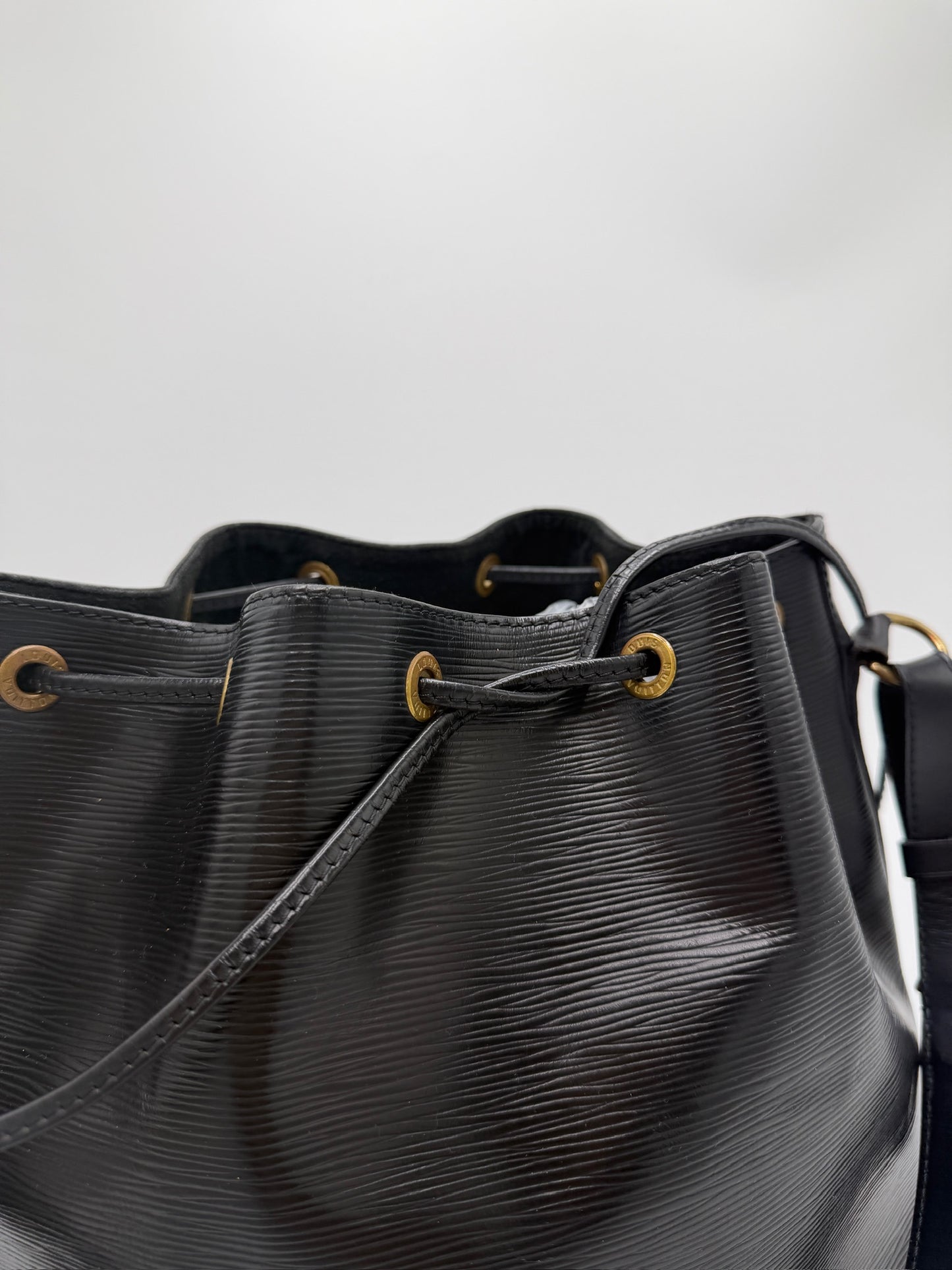 Louis Vuitton Petite Noè schwarz