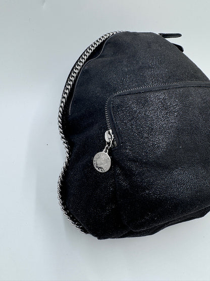 Seitliche Perspektive der pre-owned Stella McCartney Rucksack, betont das elegante Profil.