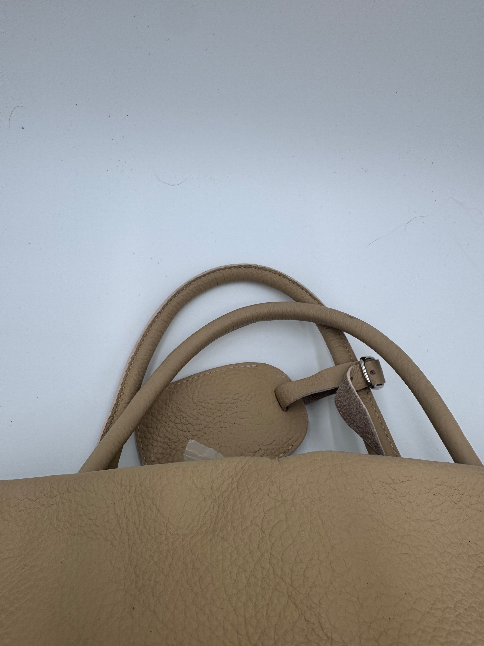 Tragegriffe dieser beige / creme Maison Mollerus Shopper in tbd-Form.