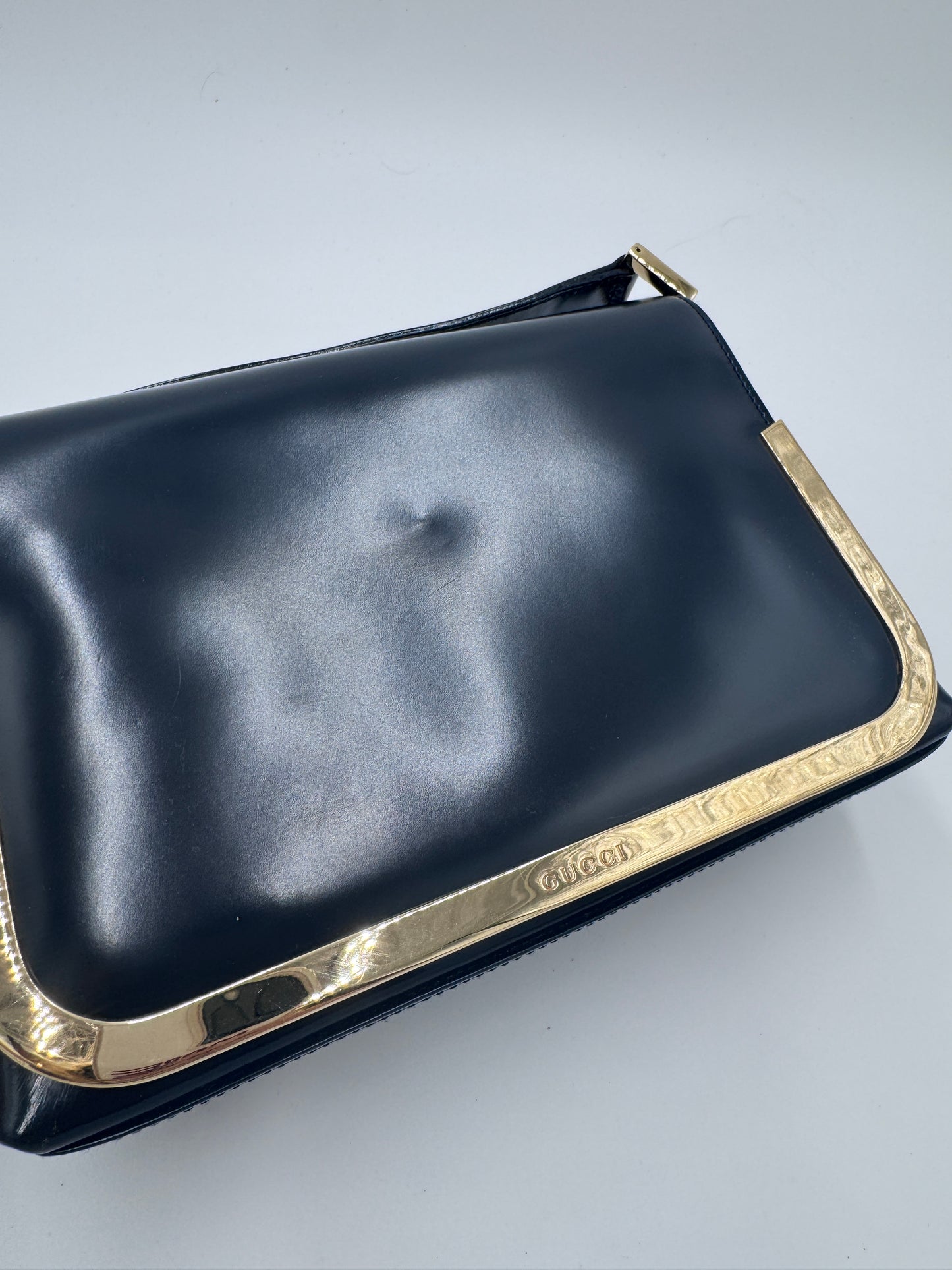 Detailaufnahme der Gucci Shoulder Bag, zeigt Struktur und Material in schwarz.