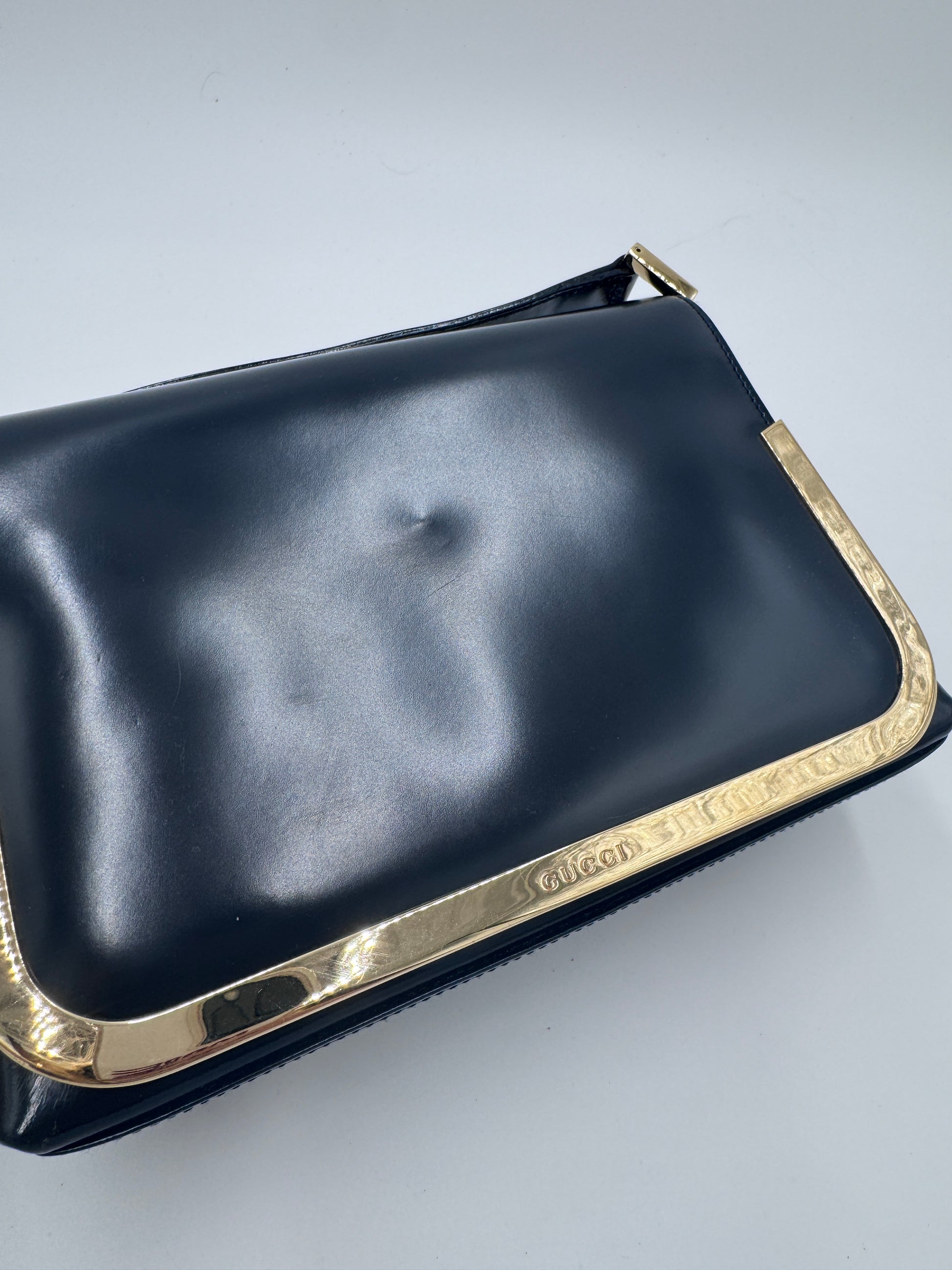 Detailaufnahme der Gucci Shoulder Bag, zeigt Struktur und Material in schwarz.