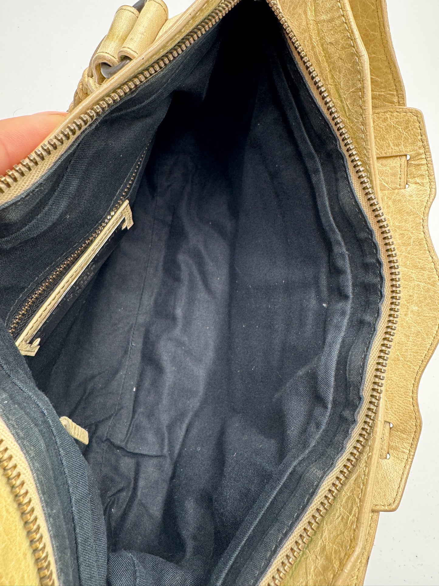Innenansicht der luxury secondhand Balenciaga First Handbag in Beige – organisiert und stilvoll.