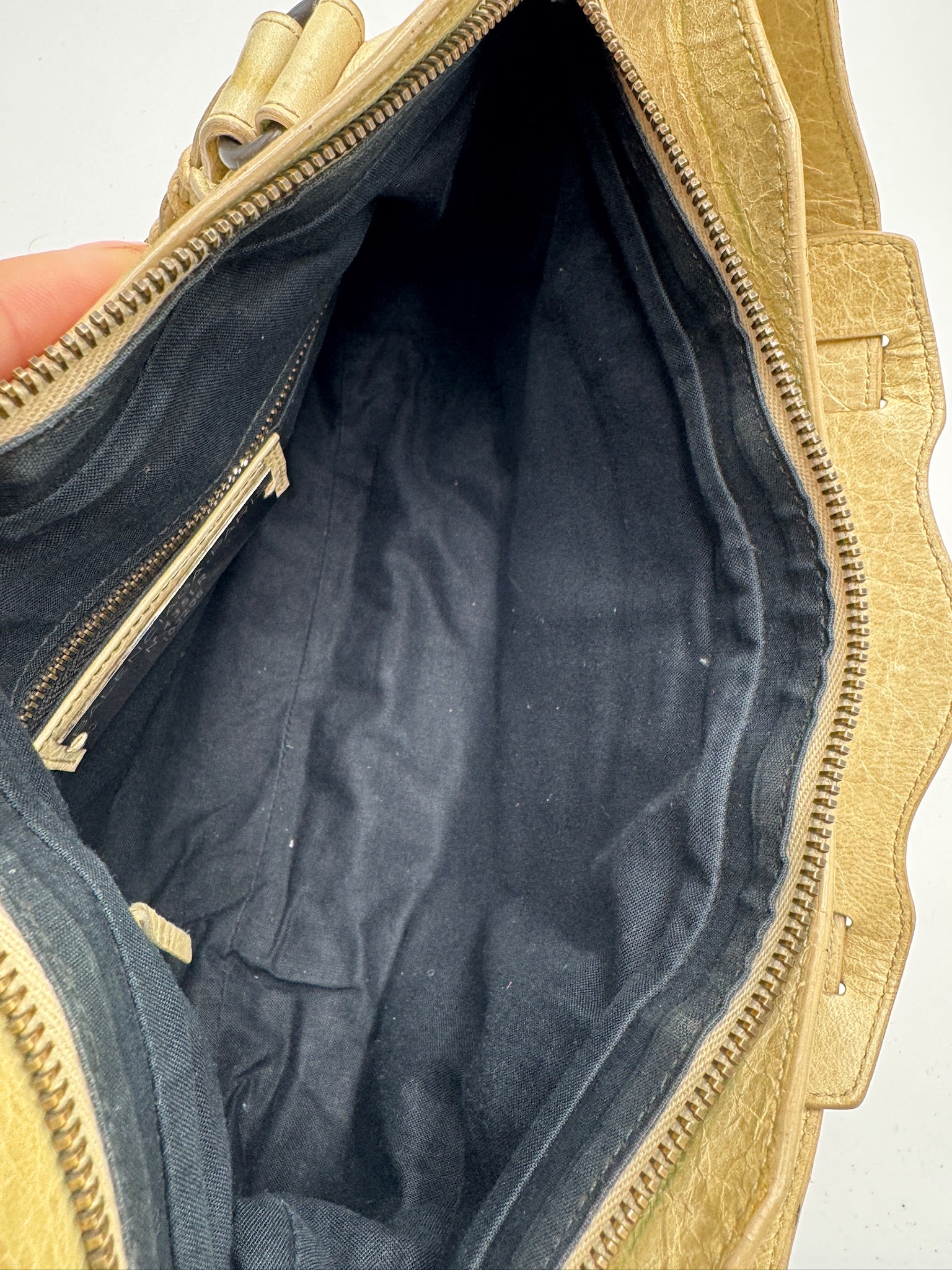 Innenansicht der luxury secondhand Balenciaga First Handbag in Beige – organisiert und stilvoll.