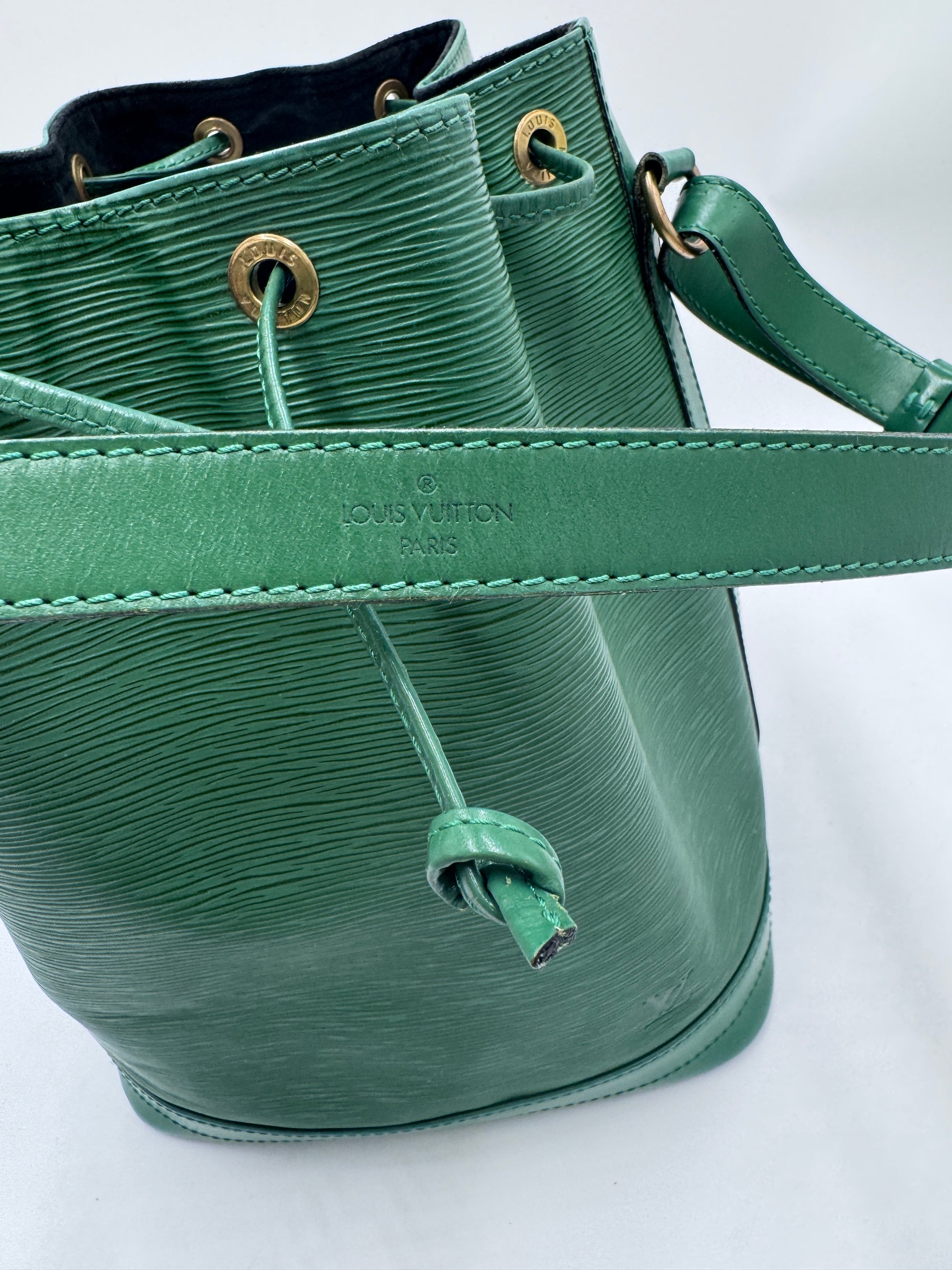 Tragegriffe dieser grün Louis Vuitton Noe Grande in Beuteltasche-Form.