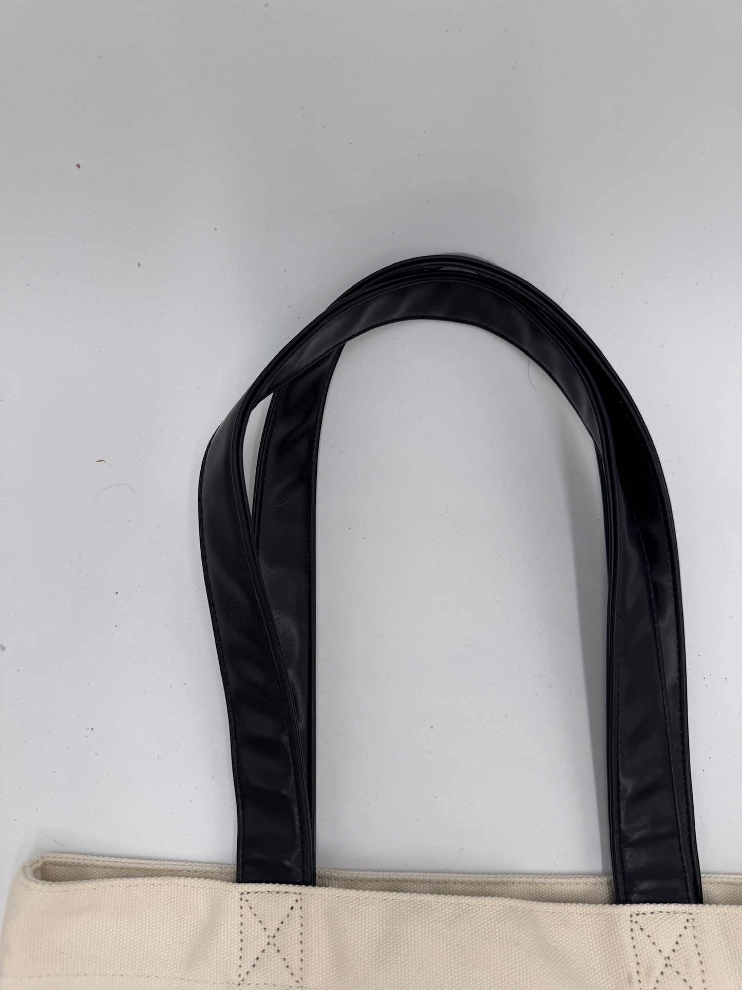 Detailaufnahme des Henkels der vintage Saint Laurent Canvas Totebag (Beige).