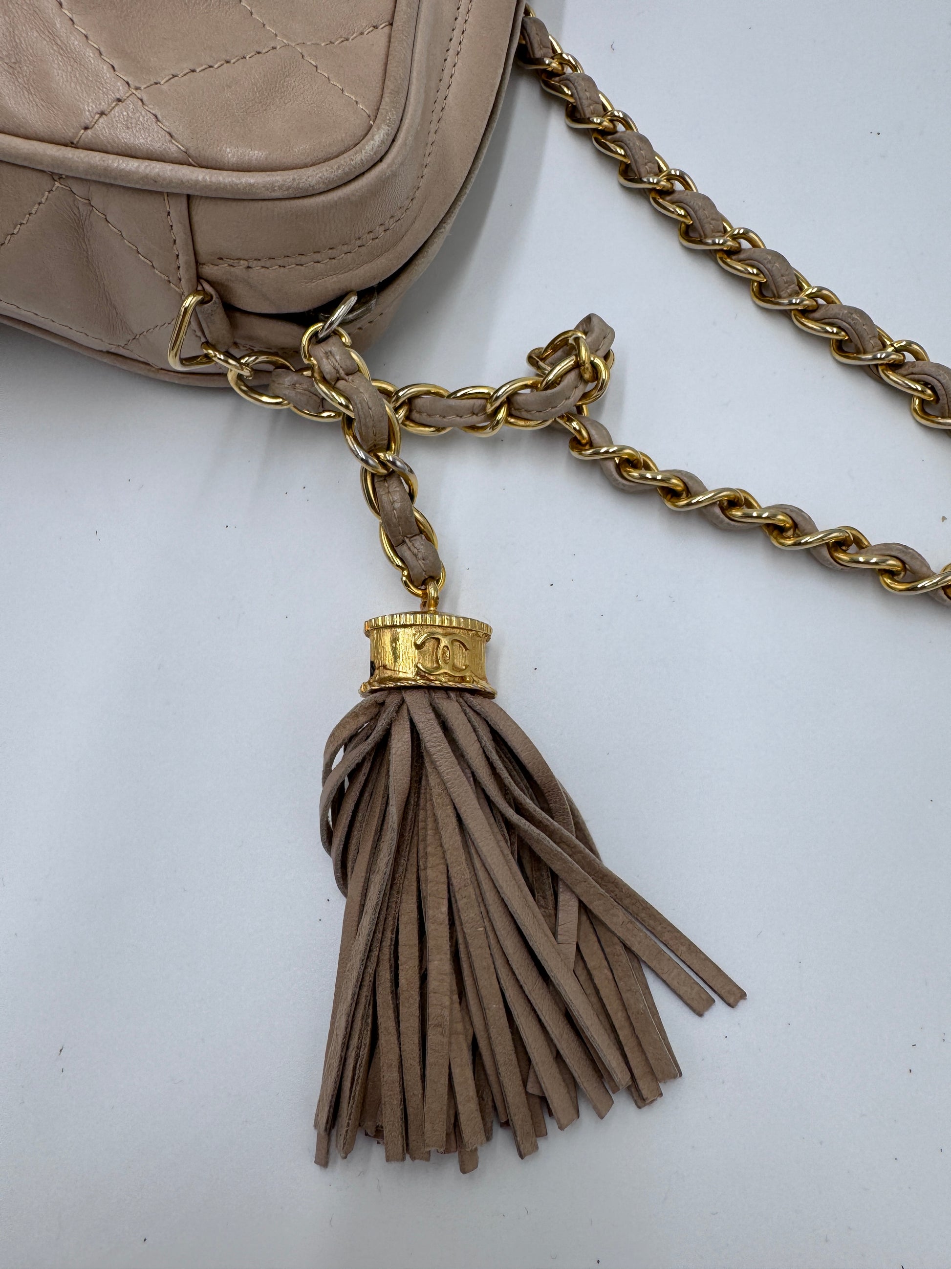 Akzente & Hardware dieser beige / creme pre-owned Chanel Vintage Camera Bag im Fokus.