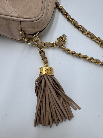 Akzente & Hardware dieser beige / creme pre-owned Chanel Vintage Camera Bag im Fokus.