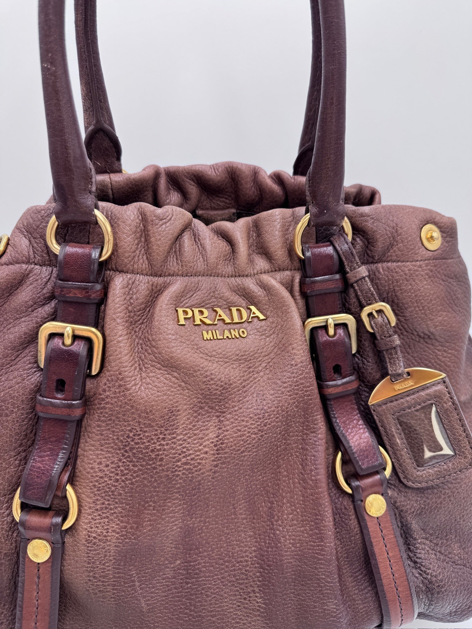Metallelemente der Prada Shoulder Bag (braun), hochwertig verarbeitet.