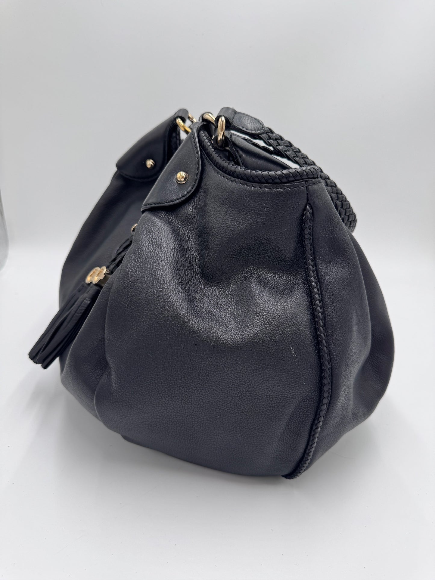 Seitenansicht der Gucci Shopper in Schwarz – charaktervolle pre-owned Tasche.