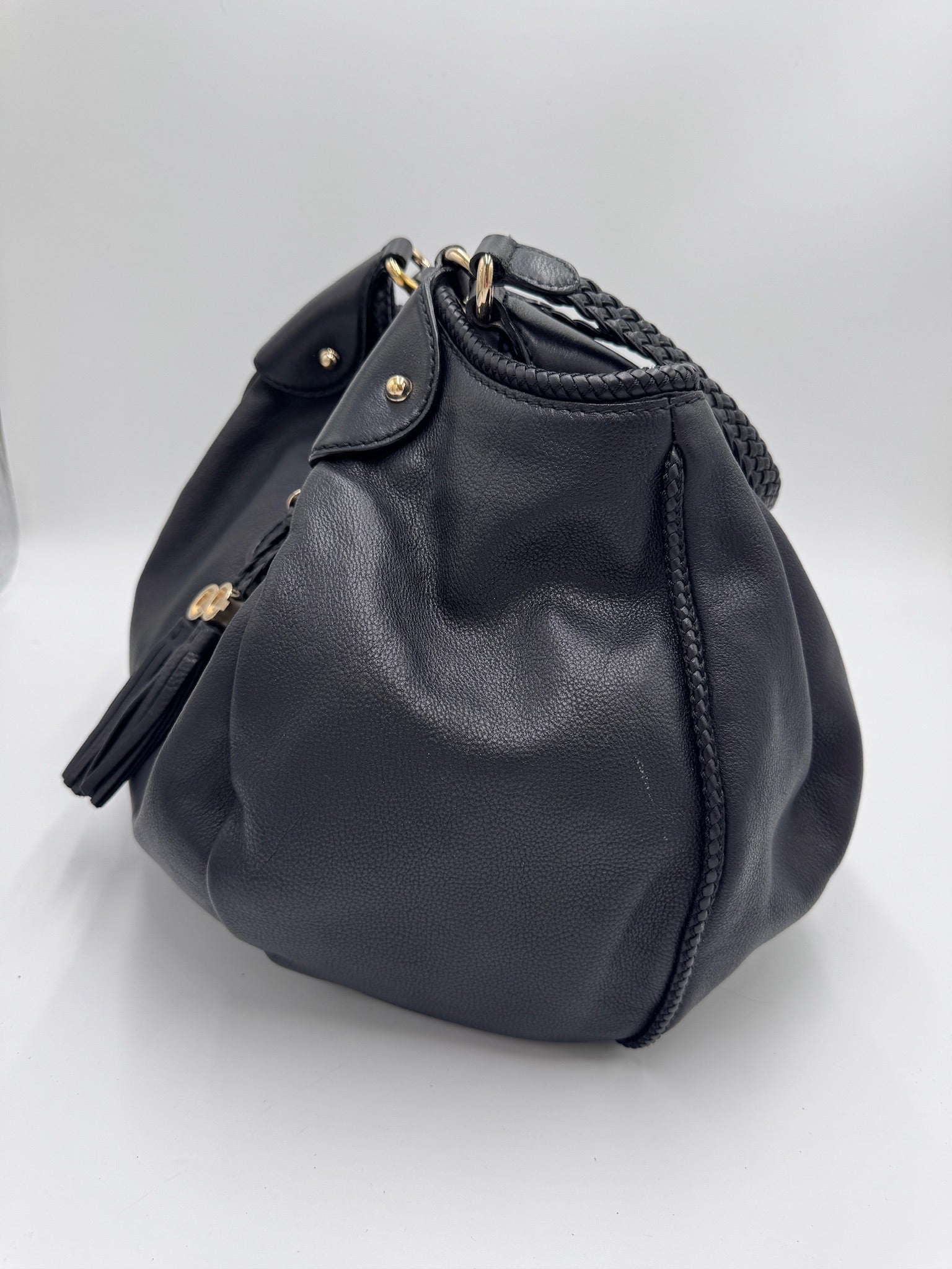 Seitenansicht der Gucci Shopper in Schwarz – charaktervolle pre-owned Tasche.
