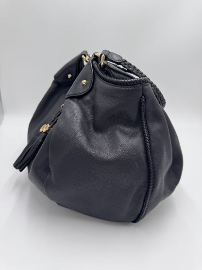 Seitenansicht der Gucci Shopper in Schwarz – charaktervolle pre-owned Tasche.