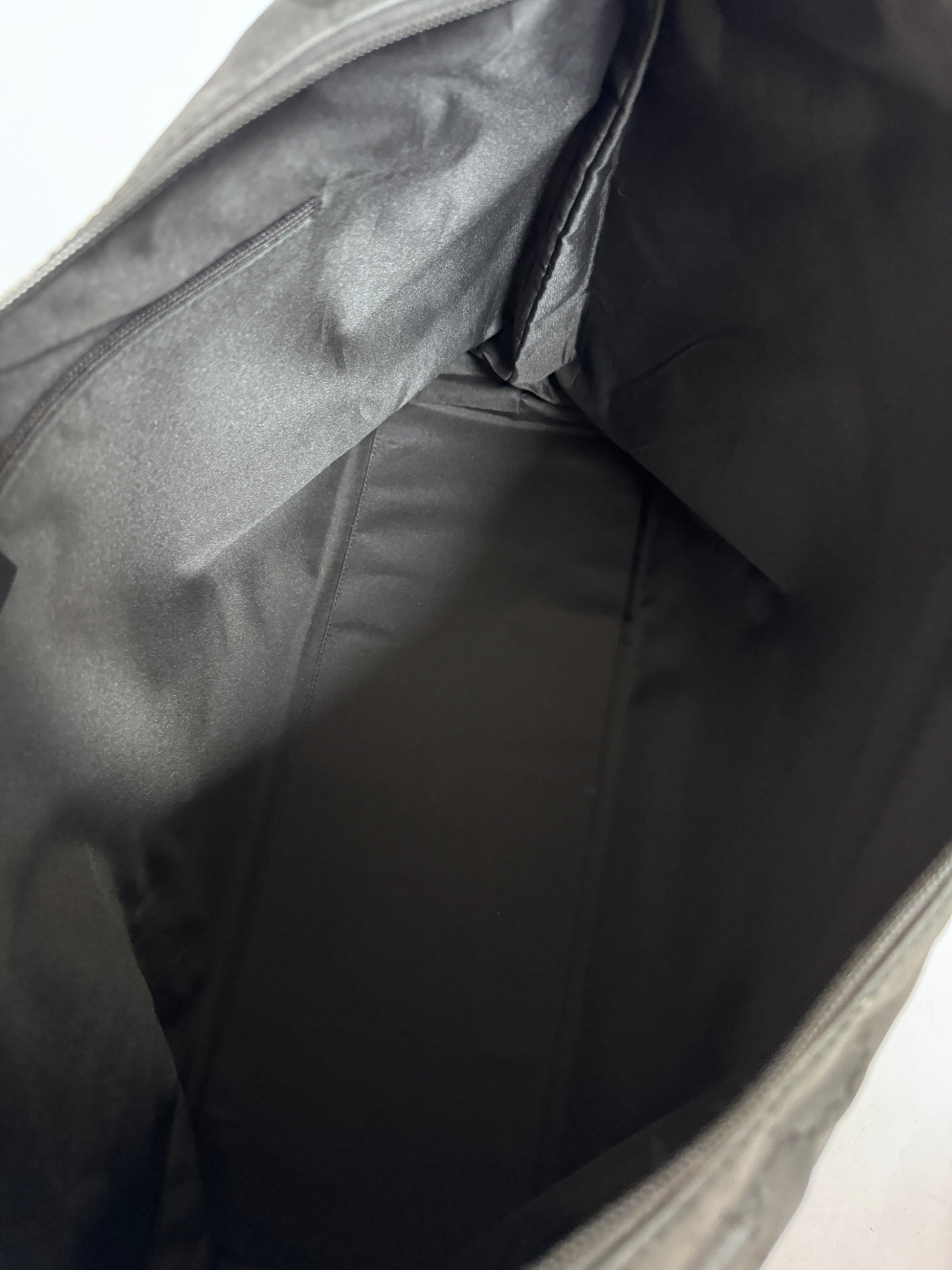 Innenraum dieser luxuriösen Gucci Reisetasche – Secondhand-Stil mit Klasse.