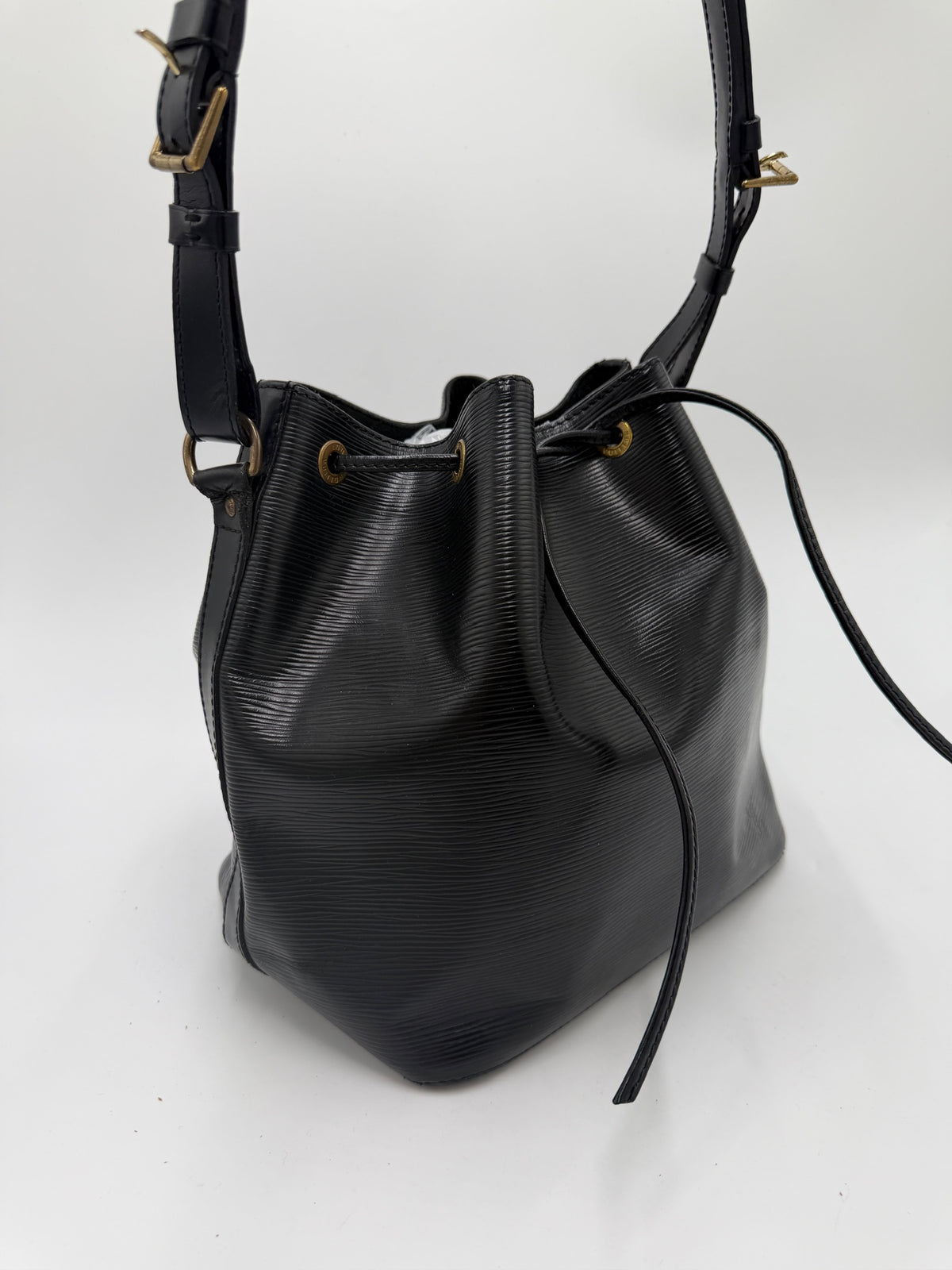 Louis Vuitton Petite Noè schwarz