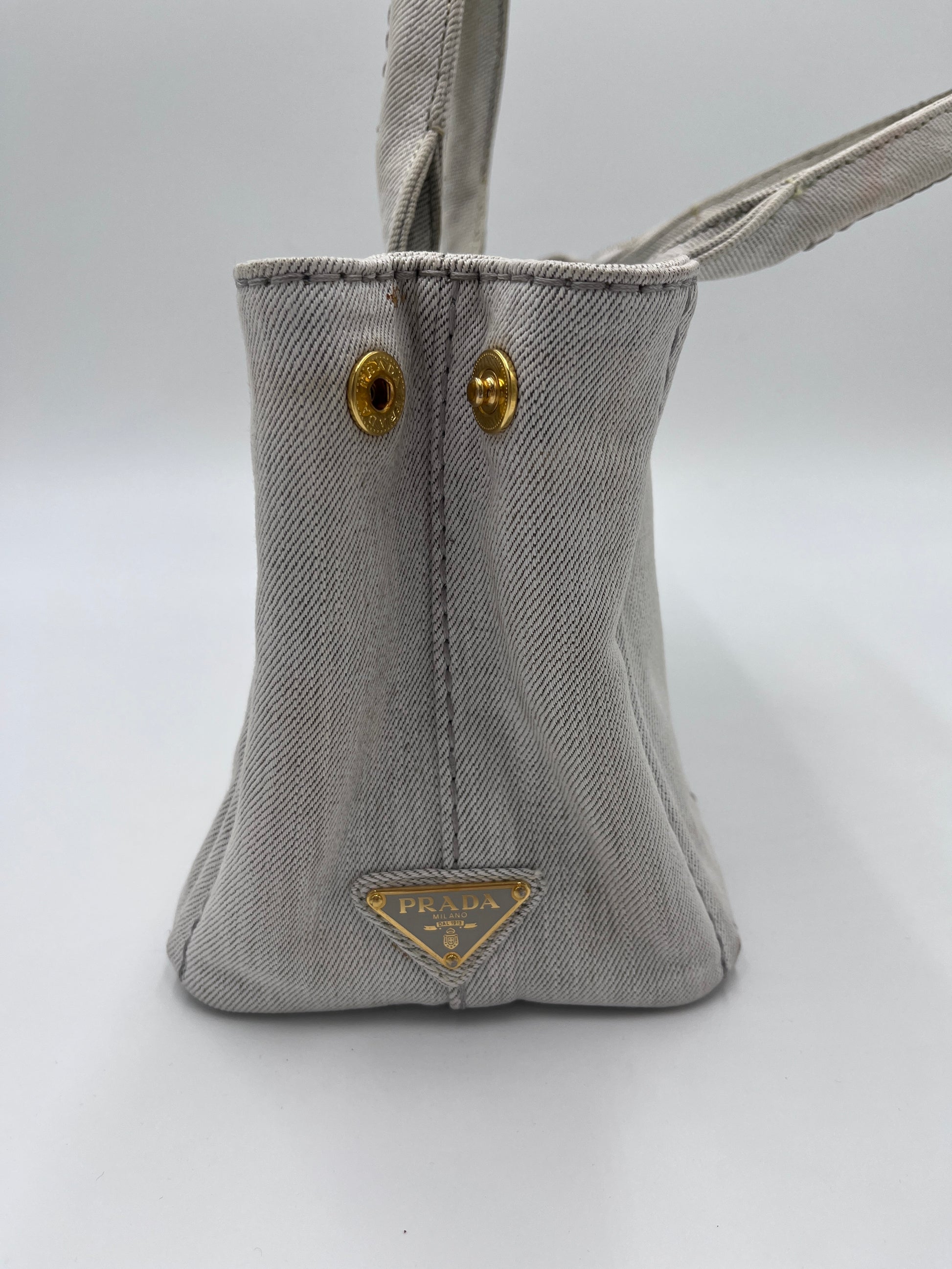 Seitenansicht der Prada Canapa in beige / creme – charaktervolle preloved Tasche.