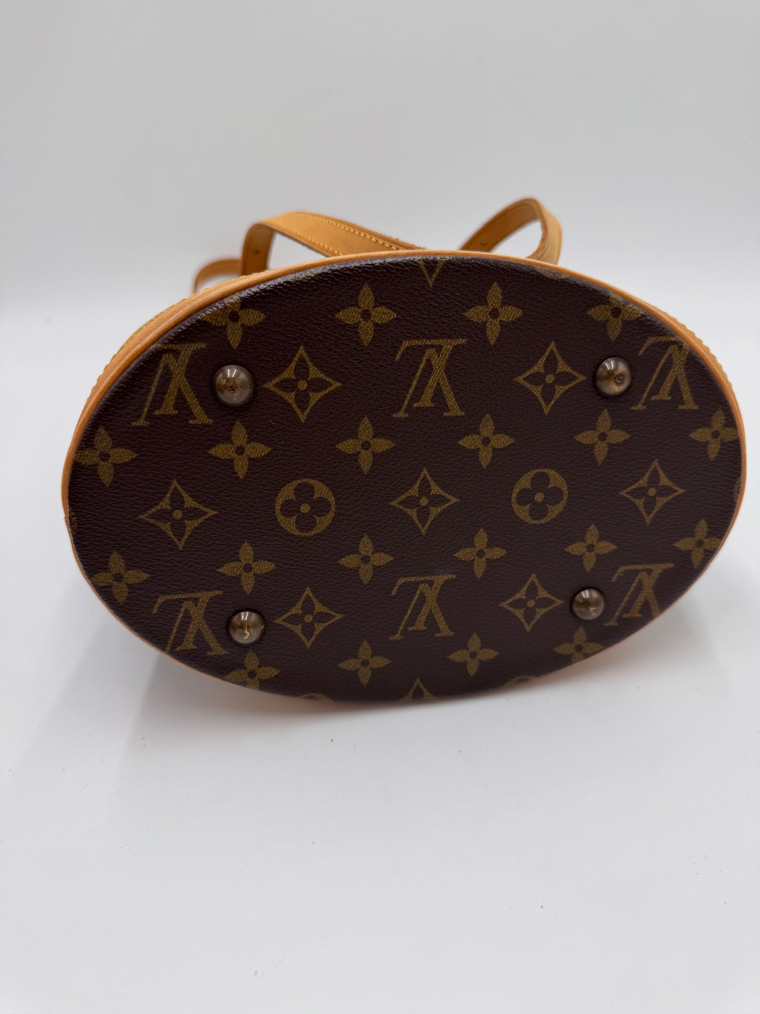 Bodenansicht der Monogram Louis Vuitton Alma PM, Shopper-Design.
