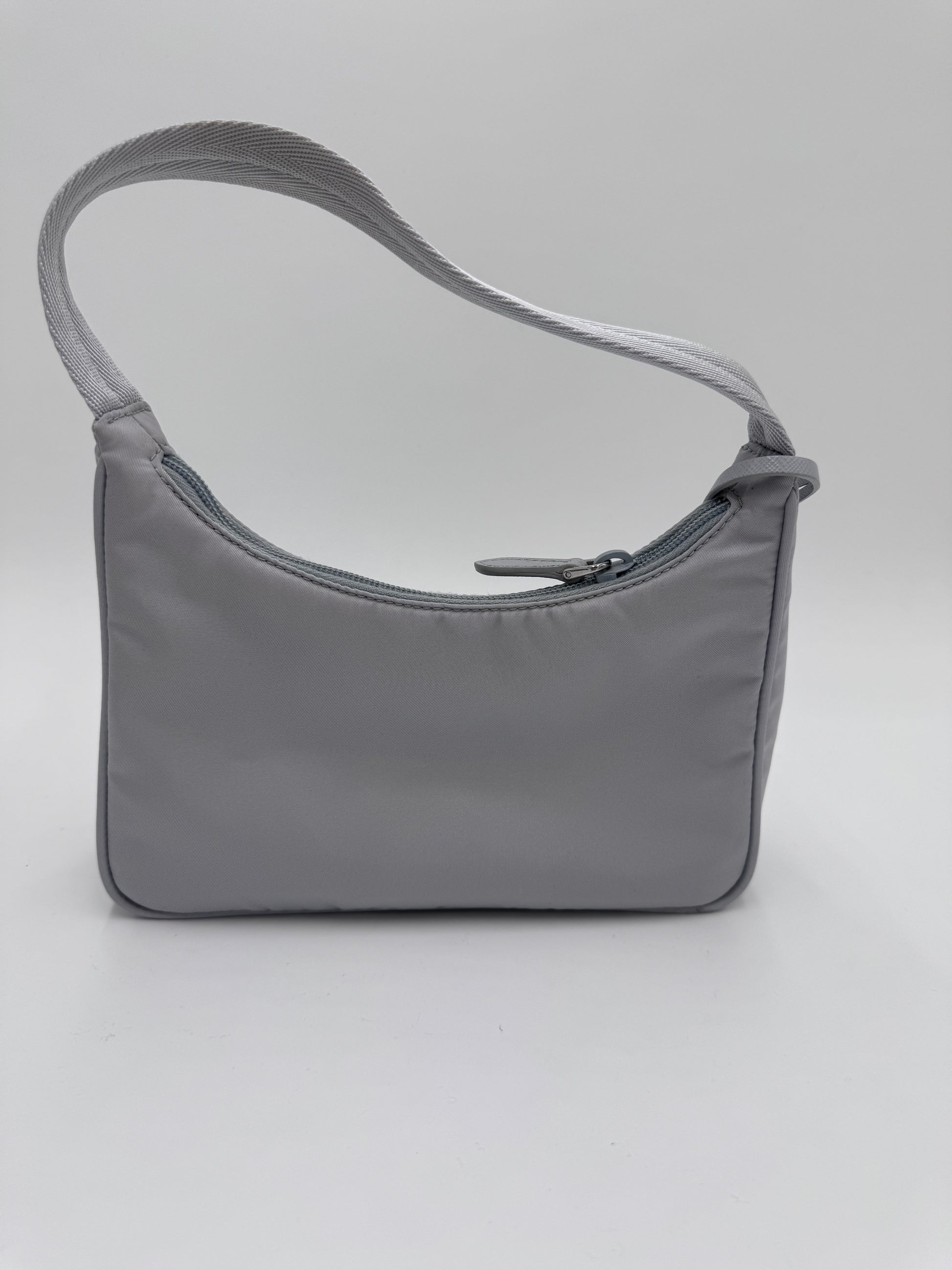 Hintere Perspektive dieser vintage Prada Re-Edition 2000 in blau .