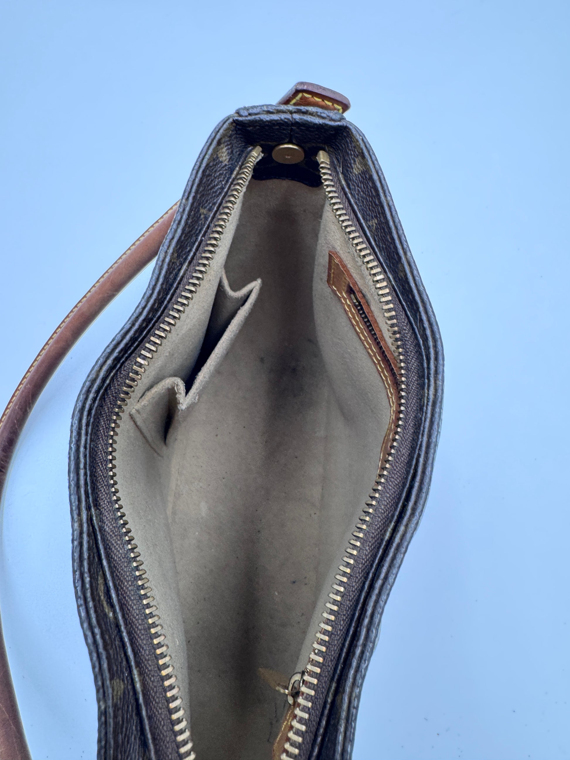 Innenraum dieser luxuriösen Louis Vuitton Looping – Secondhand-Stil mit Klasse.