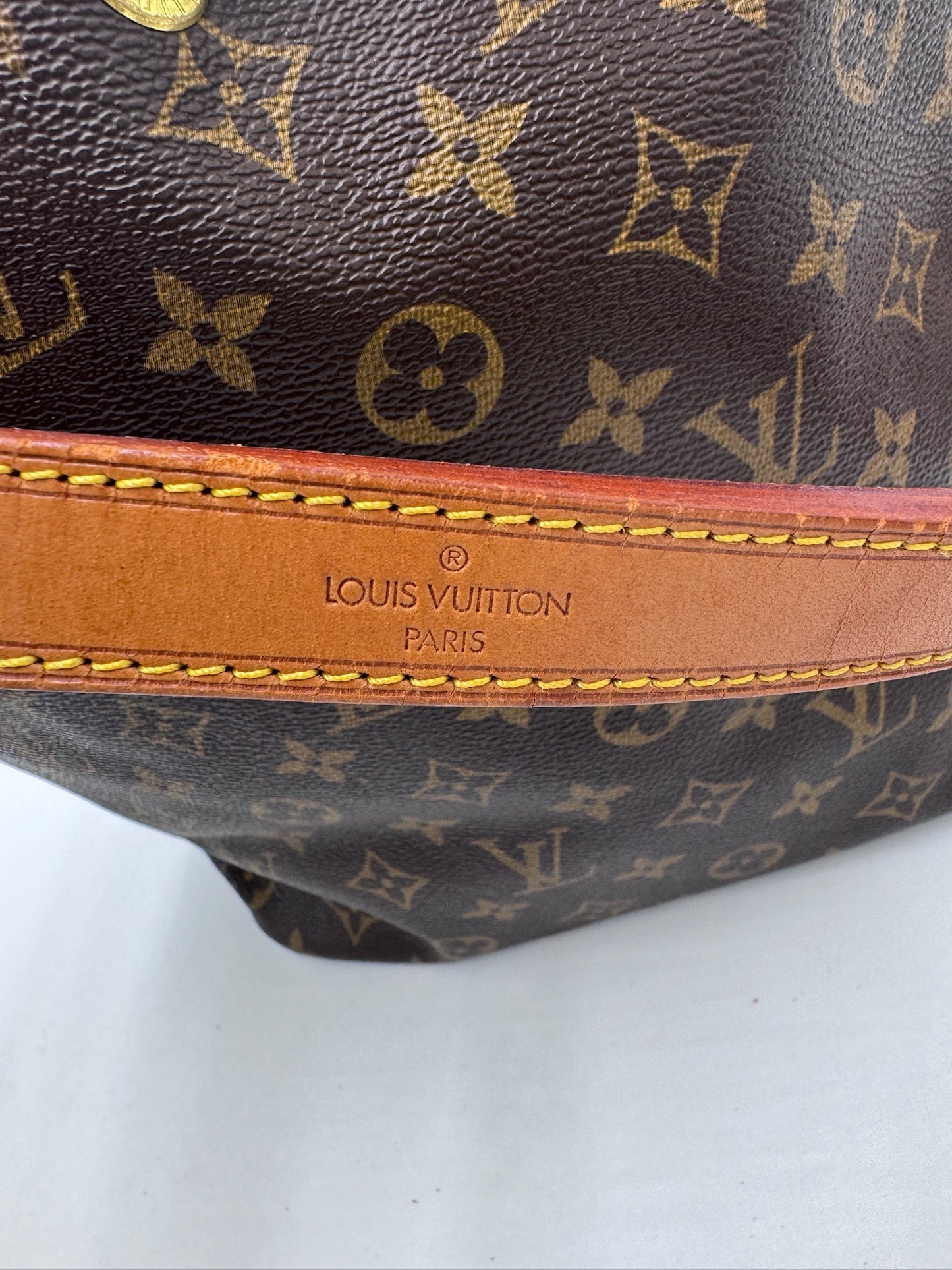 Detailaufnahme des Henkels der preloved Louis Vuitton Petite Noe (monogram).