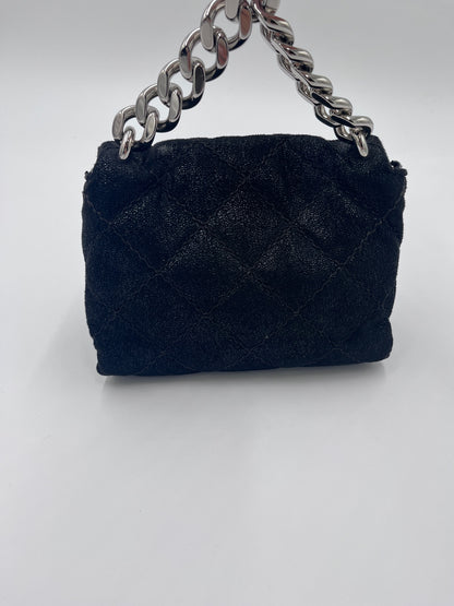 Rückseite der schwarz pre-owned Stella McCartney Crossbody Mini Allegra – klassisch & zeitlos.