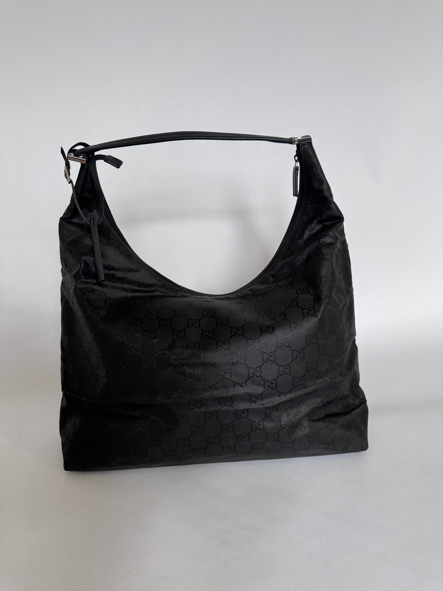 Komplette Ansicht der secondhand Gucci Reisetasche – luxuriöse Reisegepäck-Tasche in schwarz.