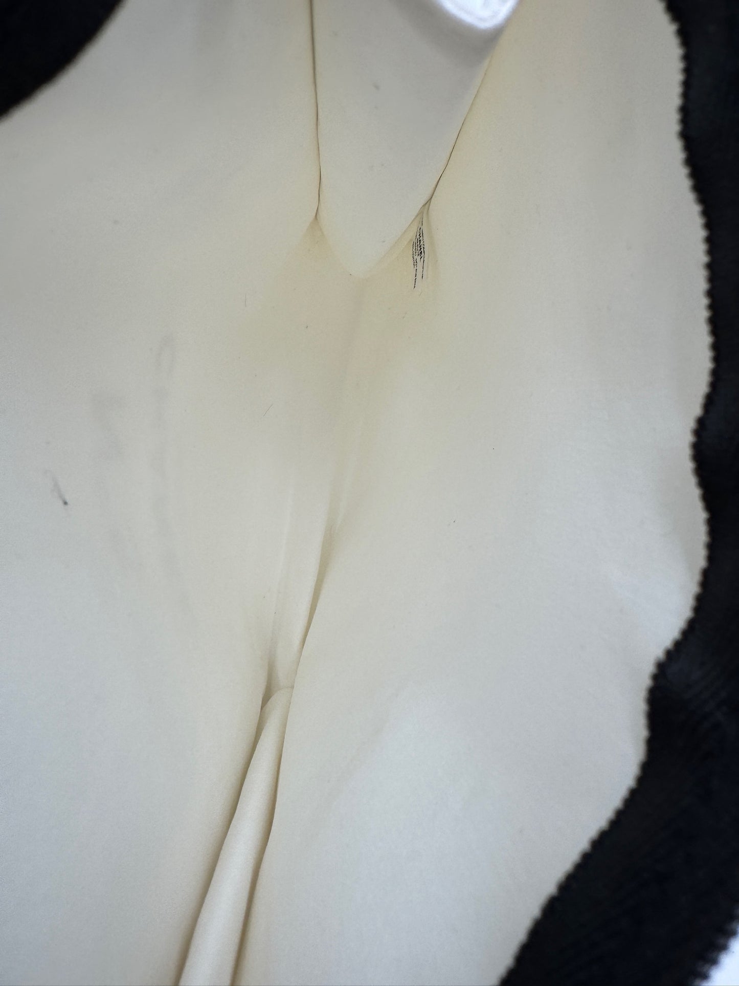 Innenansicht der secondhand Chanel Pouch in Weiss – organisiert und stilvoll.