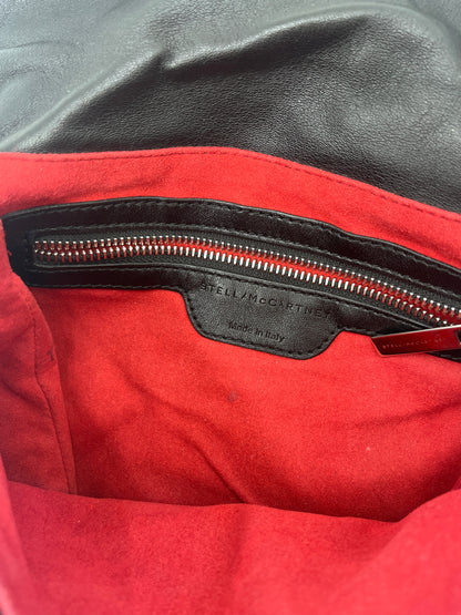 Innenansicht der preloved Stella McCartney Crossbody (Allegra) in schwarz – organisiert und stilvoll.