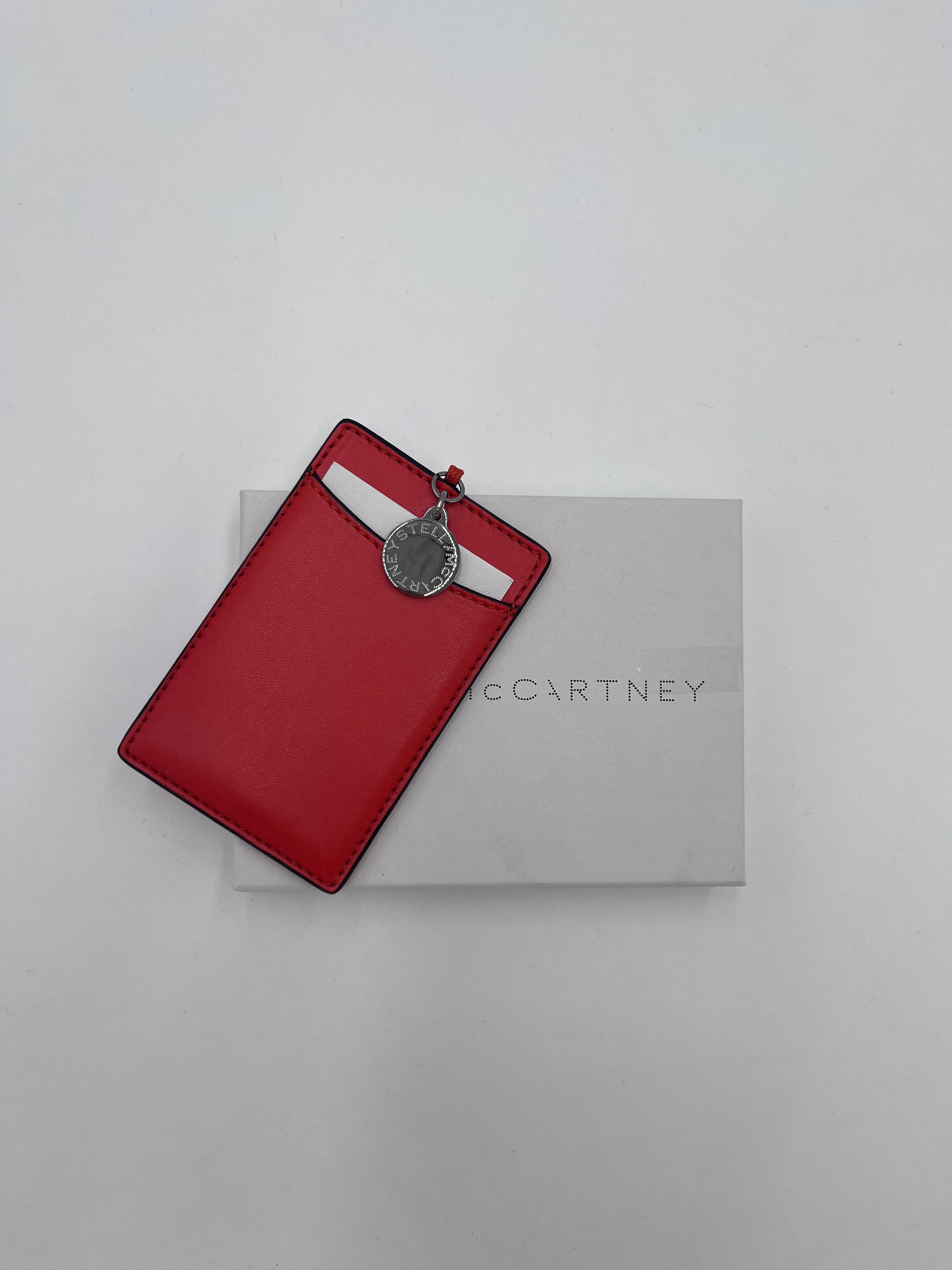 Nahaufnahme der secondhand Stella McCartney Kartenetui – feinste Details in rot.