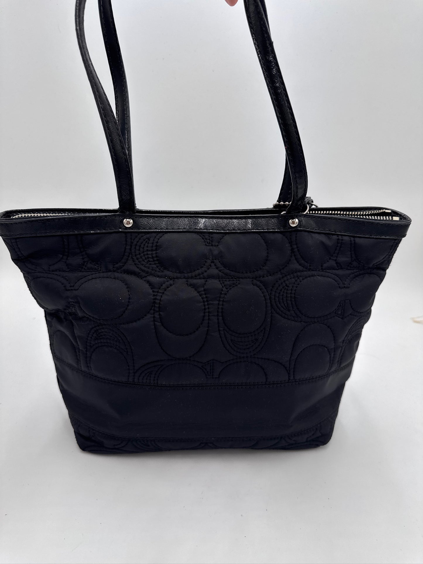 Hintere Perspektive dieser vintage Coach Schultertasche in Schwarz.