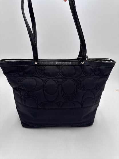 Hintere Perspektive dieser vintage Coach Schultertasche in Schwarz.