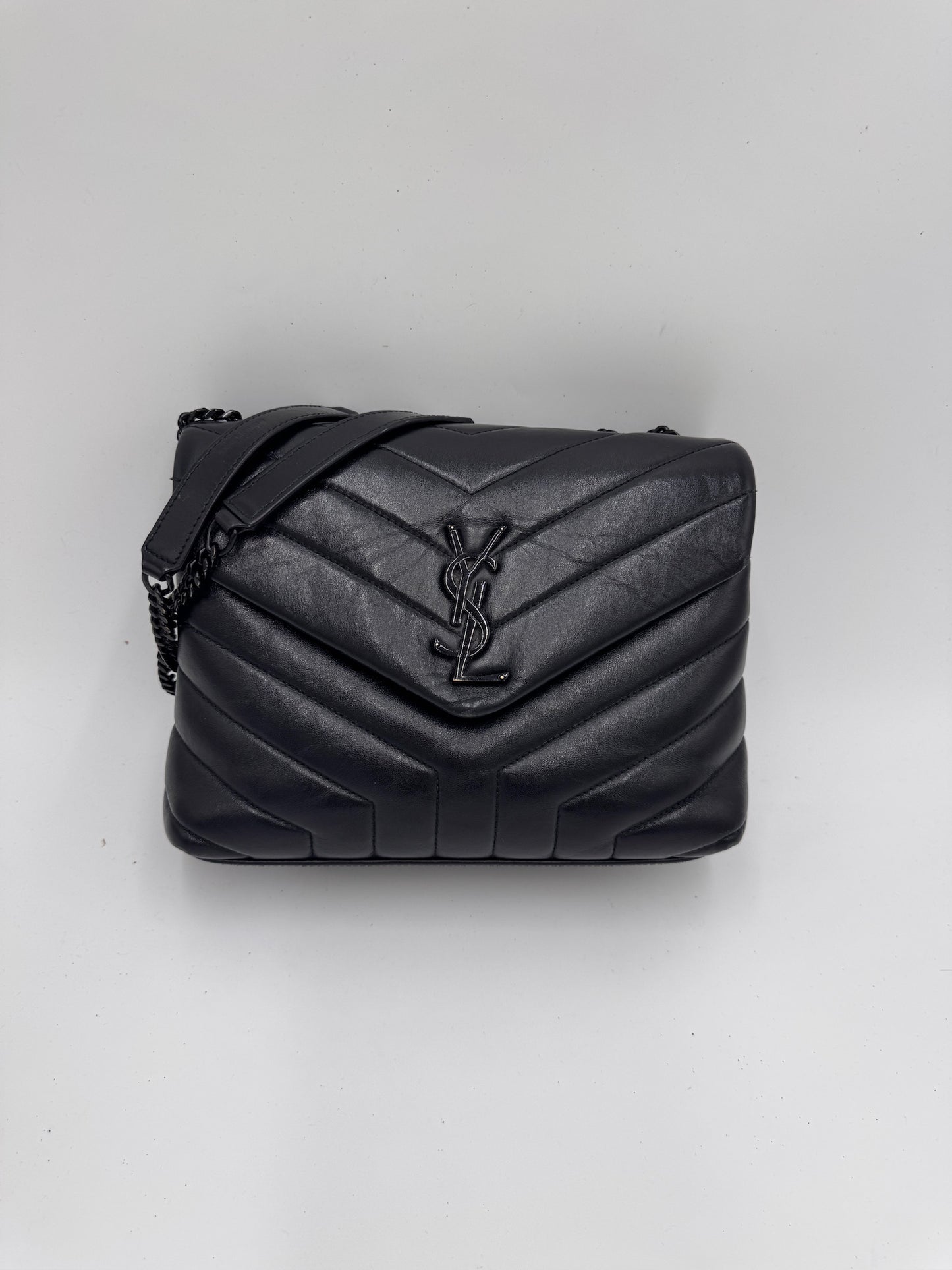 Komplette Ansicht der preloved Saint Laurent Lou Lou Medium – luxuriöse Schultertasche-Tasche in Schwarz.