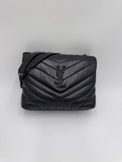 Komplette Ansicht der preloved Saint Laurent Lou Lou Medium – luxuriöse Schultertasche-Tasche in Schwarz.