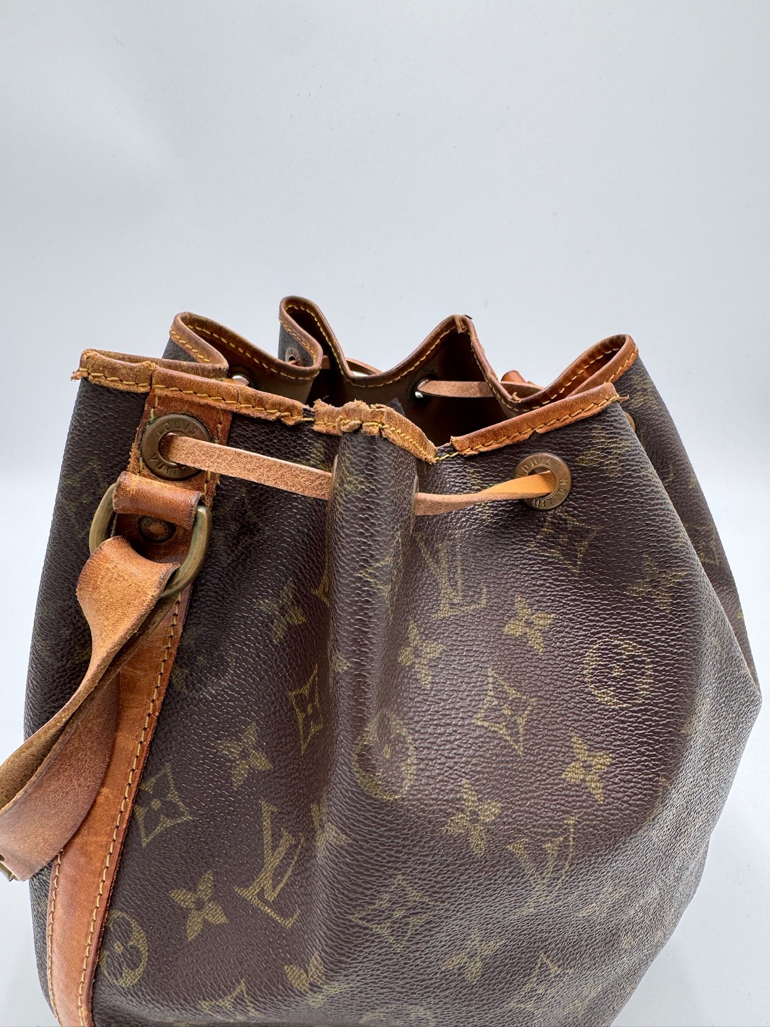 Nahaufnahme der preloved Louis Vuitton Peite Noe – feinste Details in Monogram.