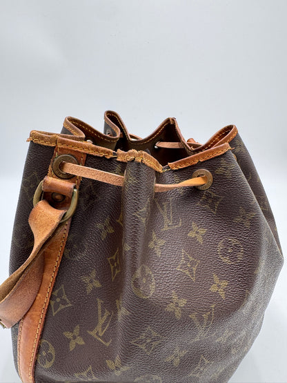 Nahaufnahme der preloved Louis Vuitton Peite Noe – feinste Details in Monogram.