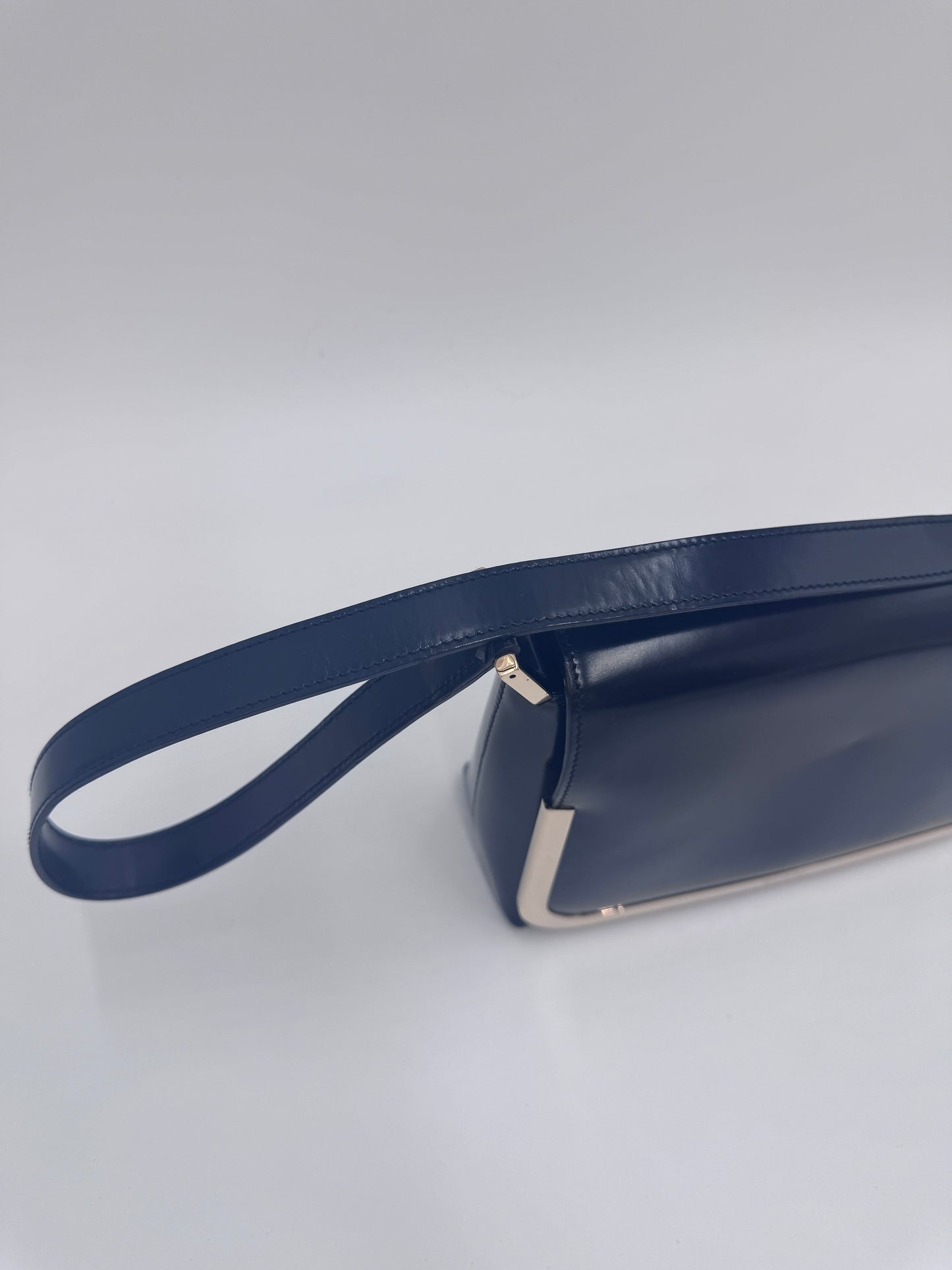 Detailaufnahme des Henkels der pre-owned Gucci Shoulder Bag (schwarz).