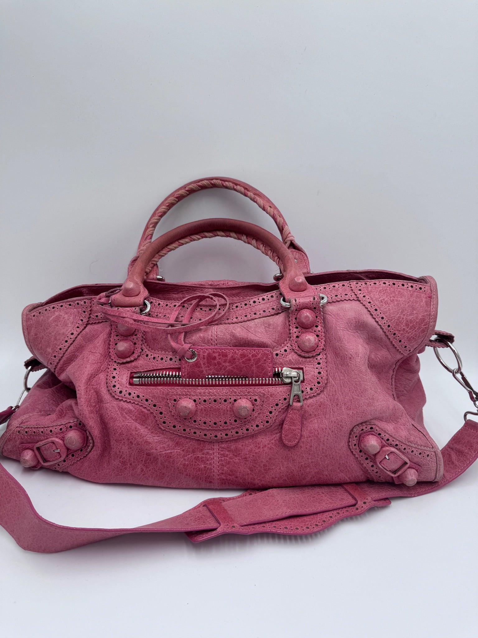 Gesamtansicht der Balenciaga The City Schultertasche aus pinkem Leder, Medium